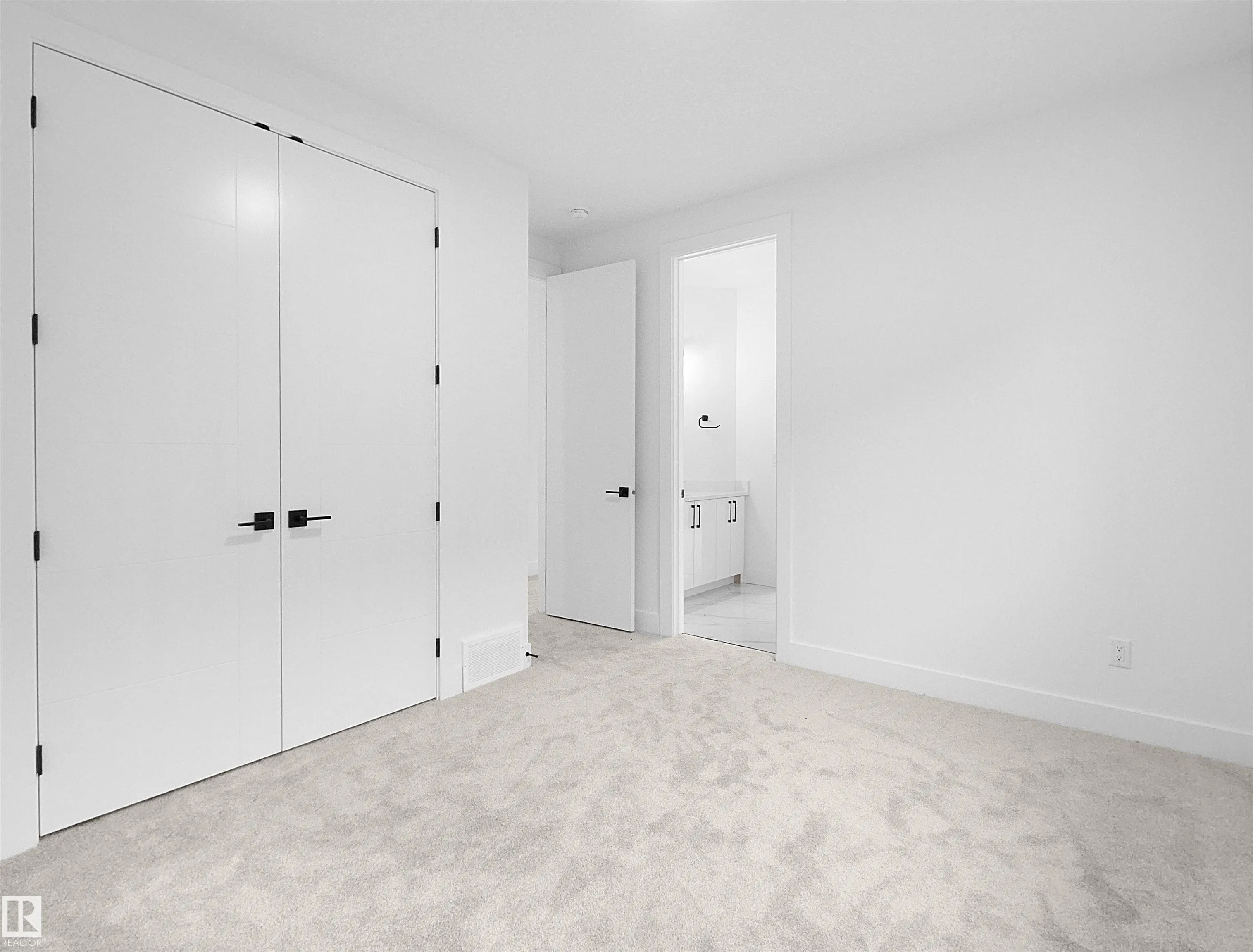 1107 GYRFALCON Crescent