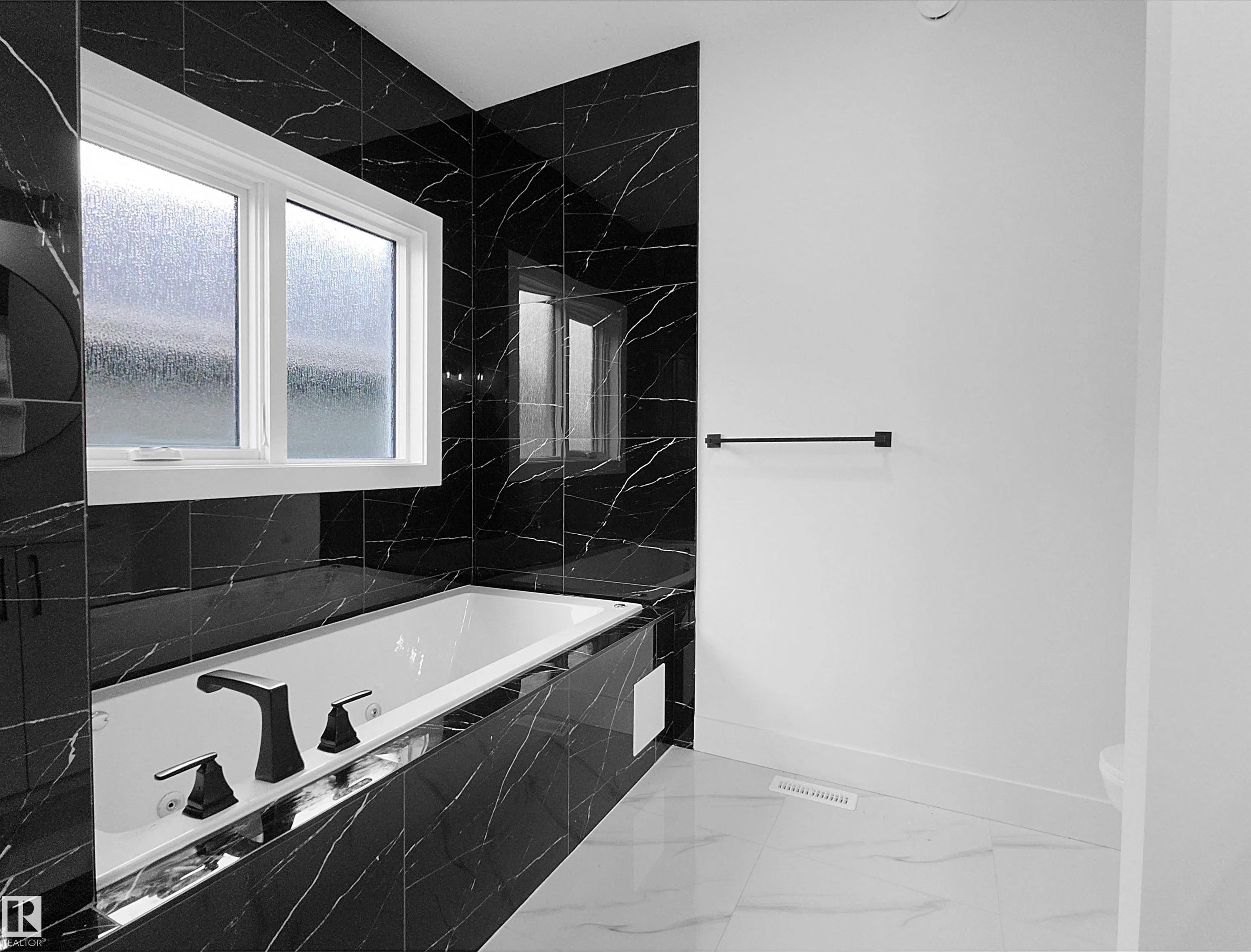 1107 GYRFALCON Crescent