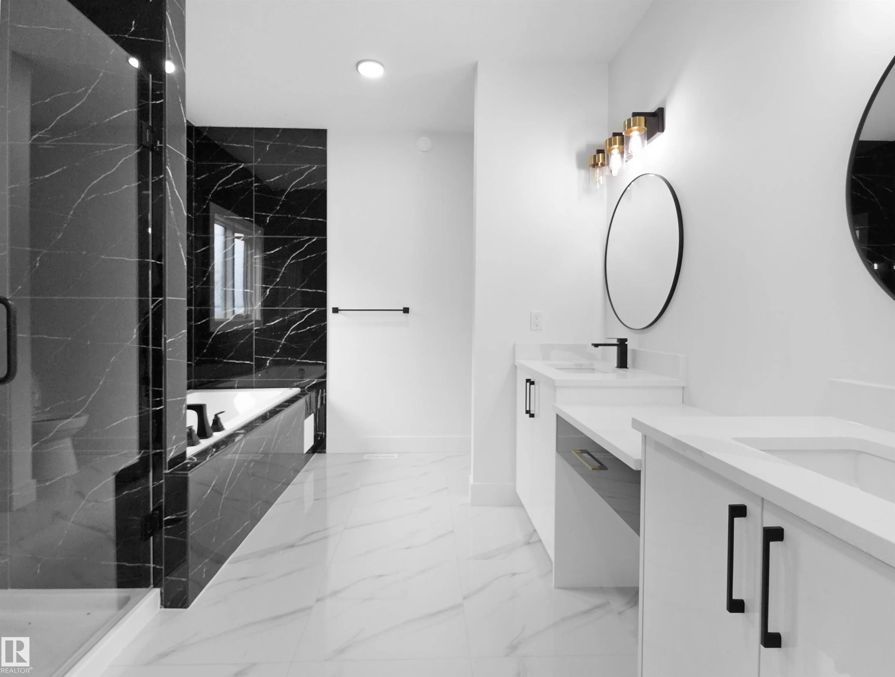 1107 GYRFALCON Crescent