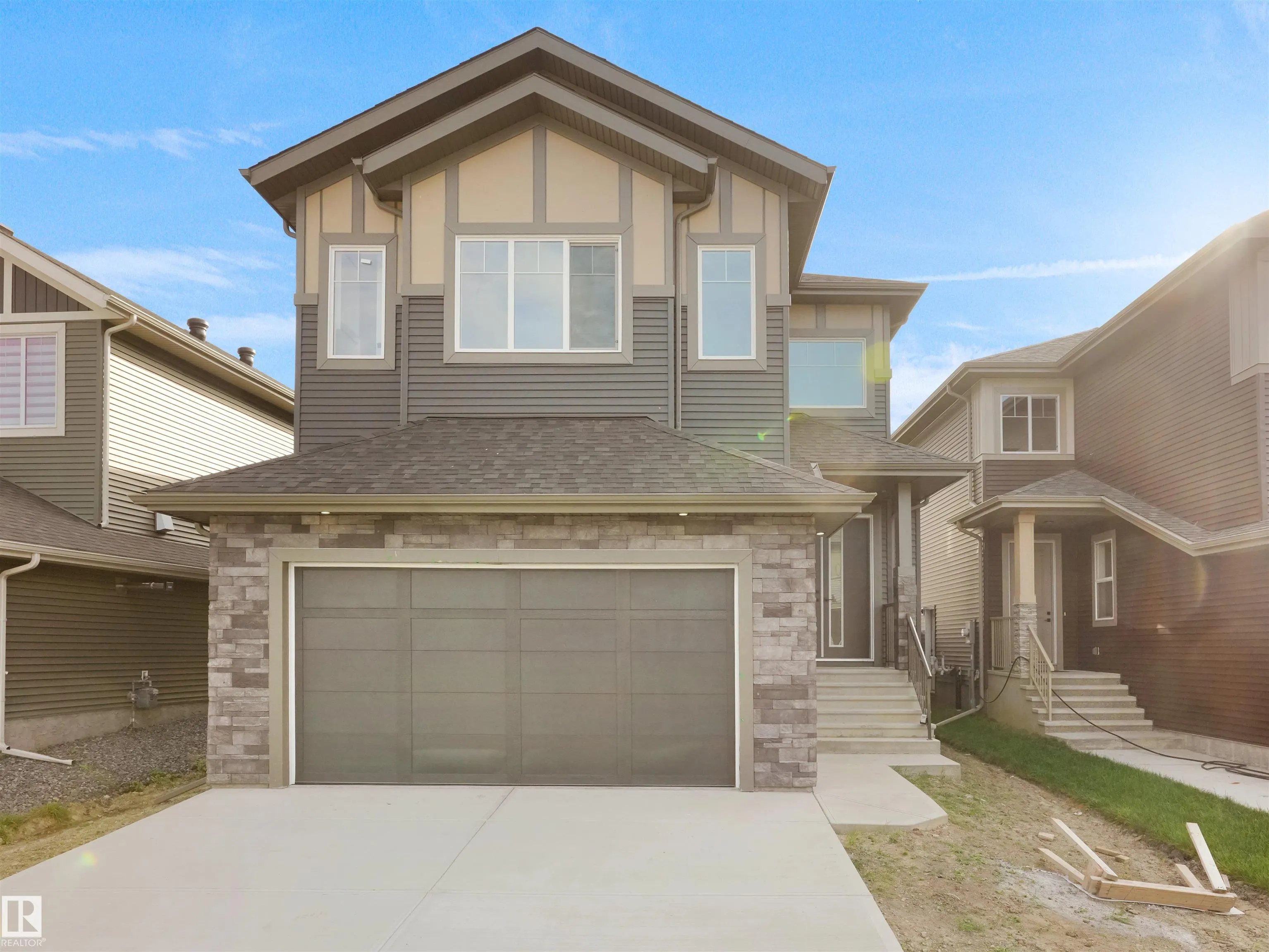 1107 GYRFALCON Crescent