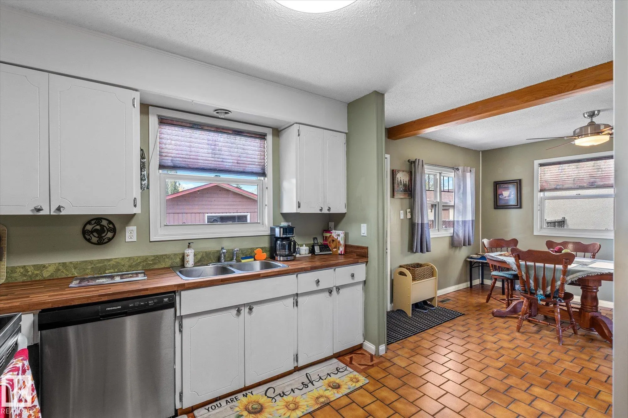 10 BROOKSIDE Crescent