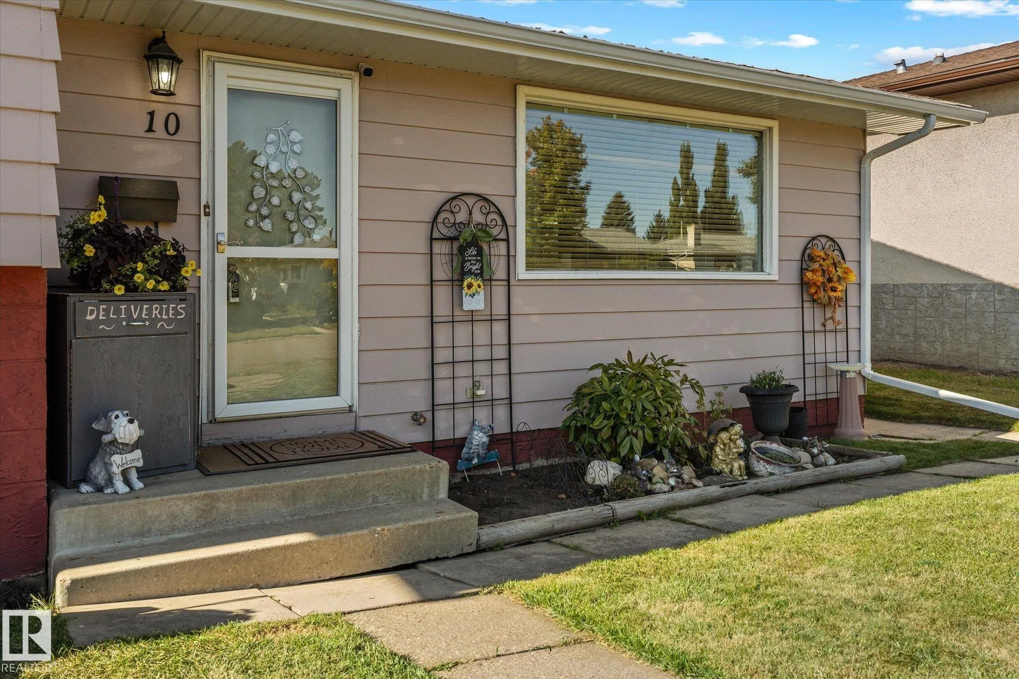 10 BROOKSIDE Crescent