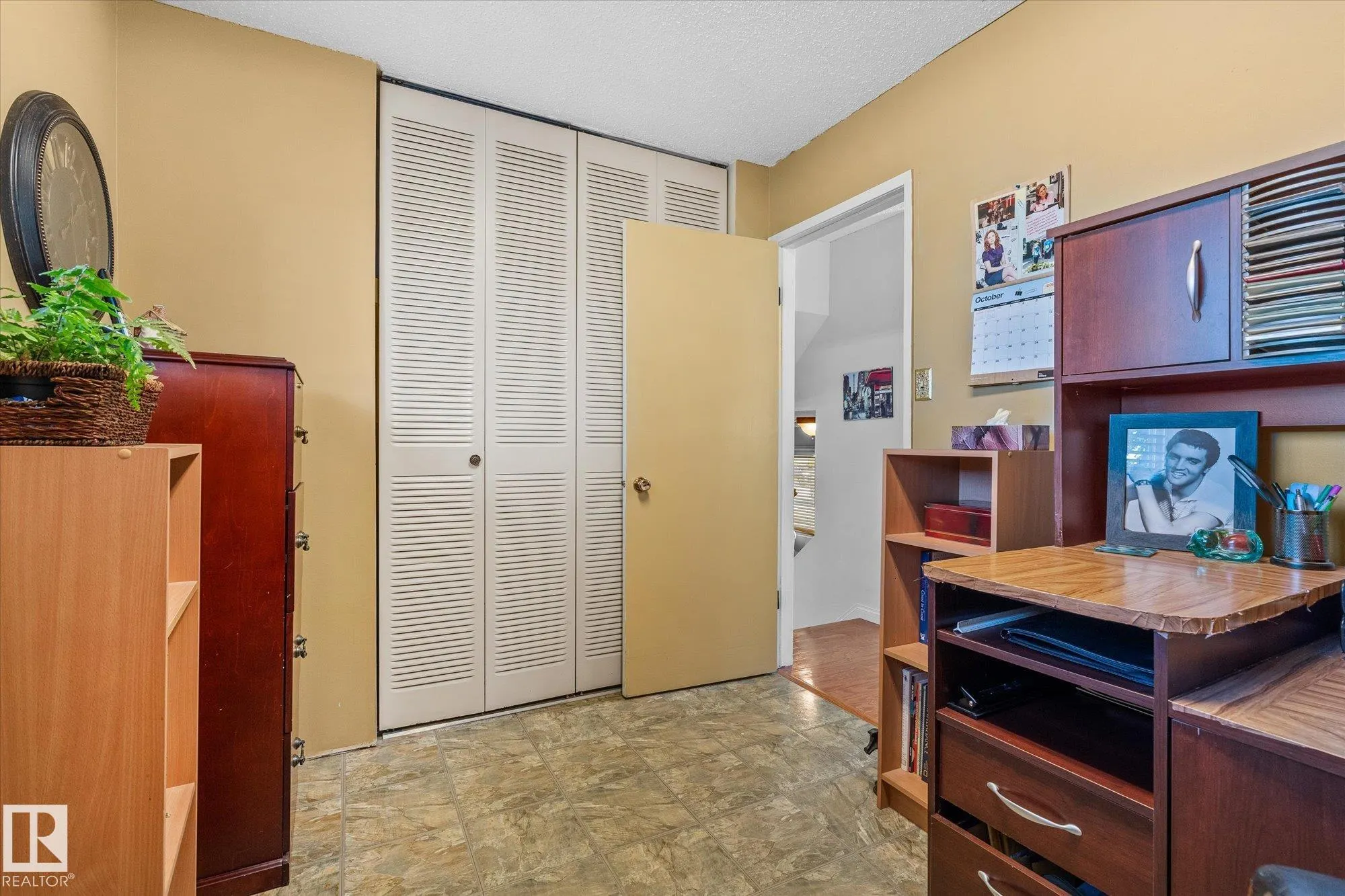 10 BROOKSIDE Crescent