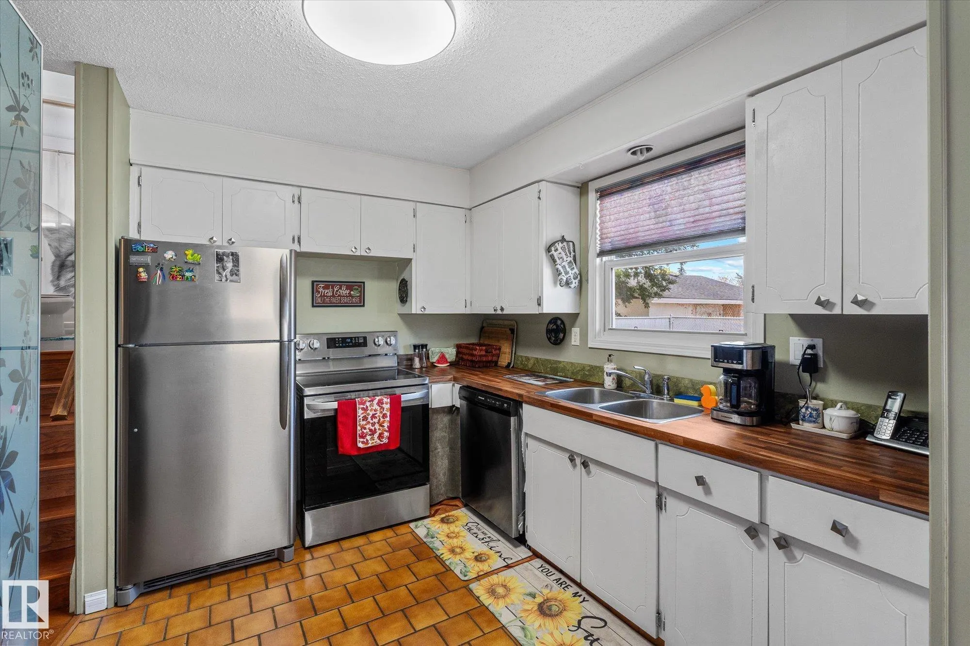 10 BROOKSIDE Crescent