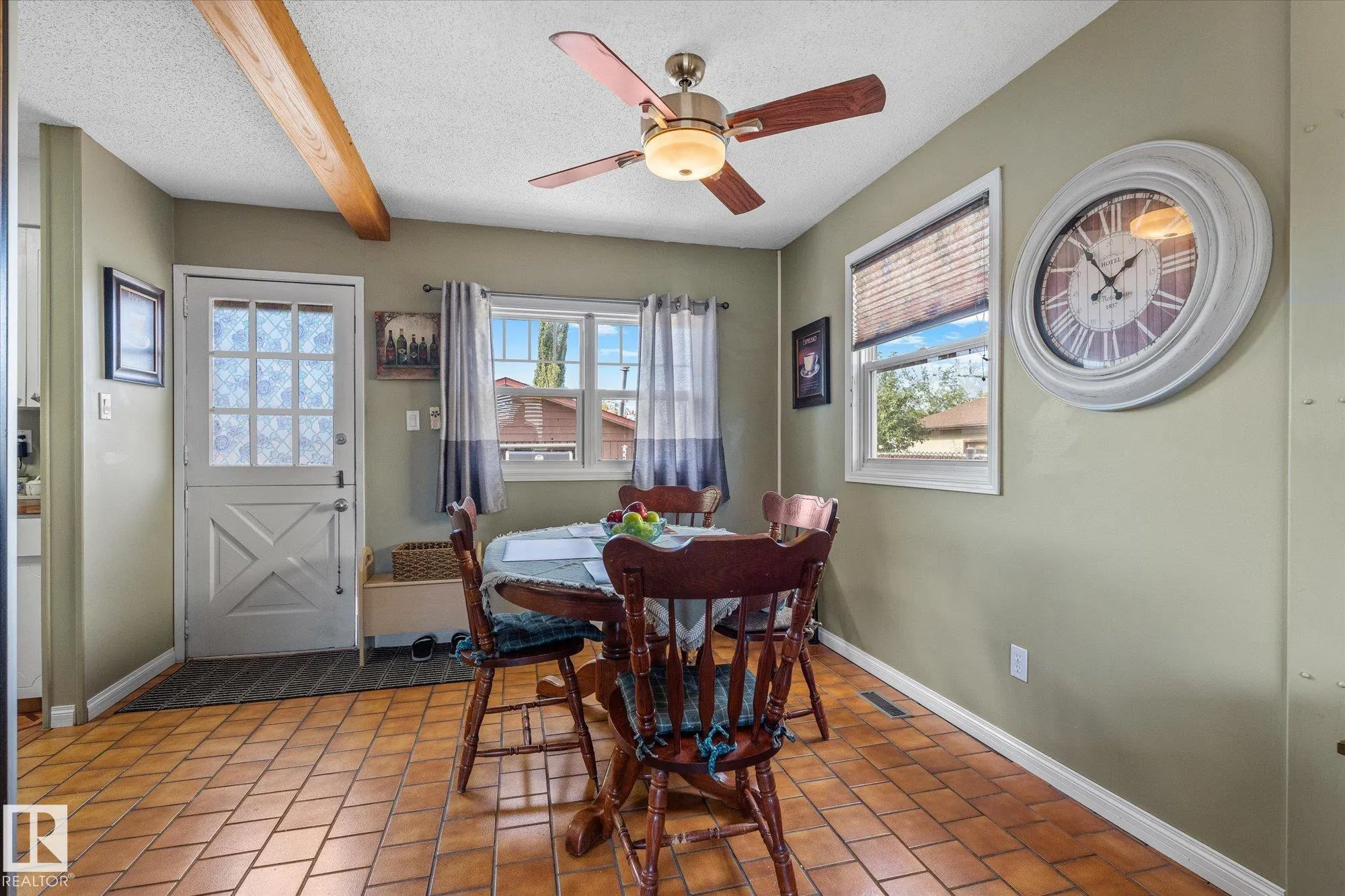 10 BROOKSIDE Crescent