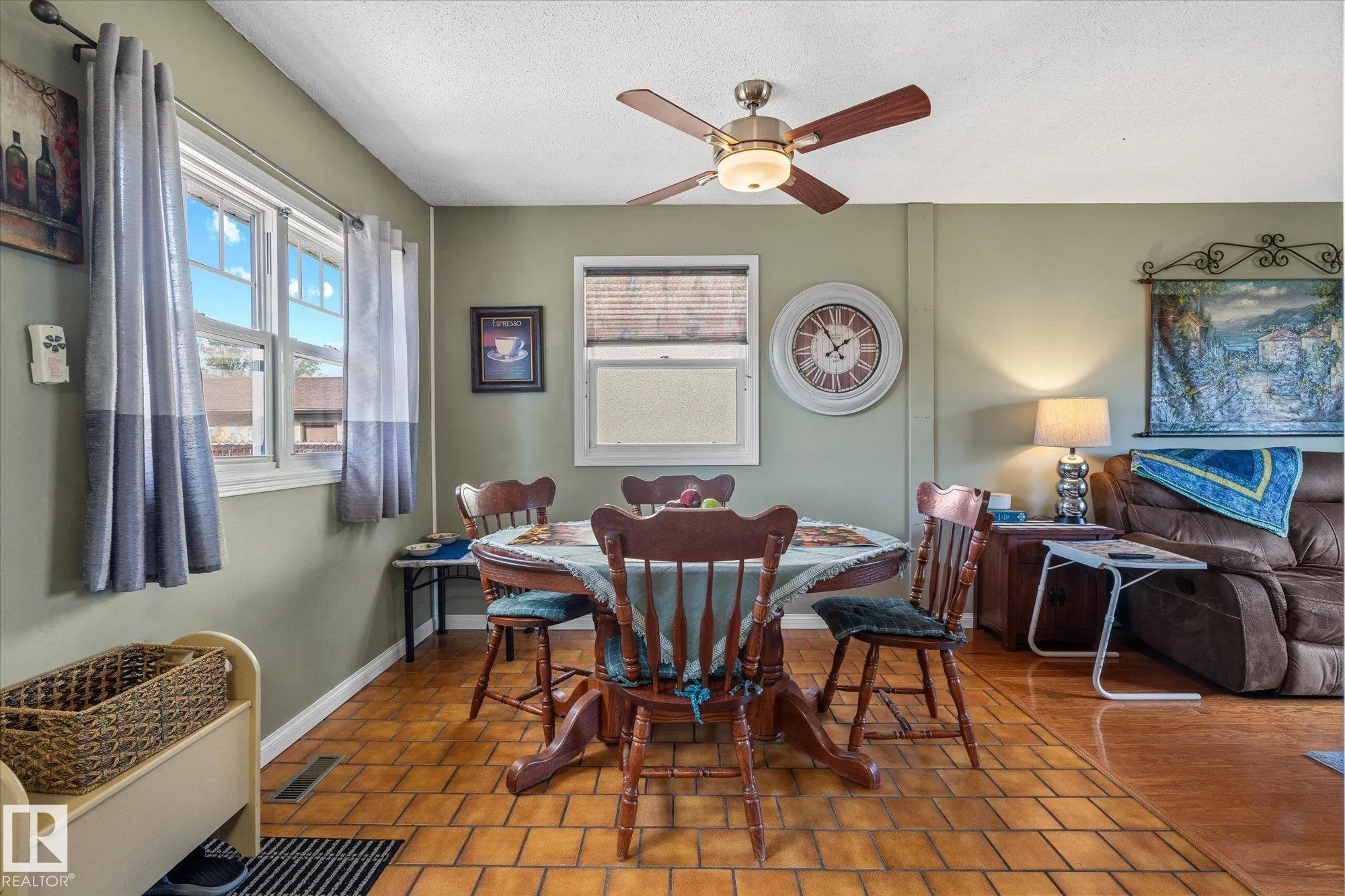 10 BROOKSIDE Crescent