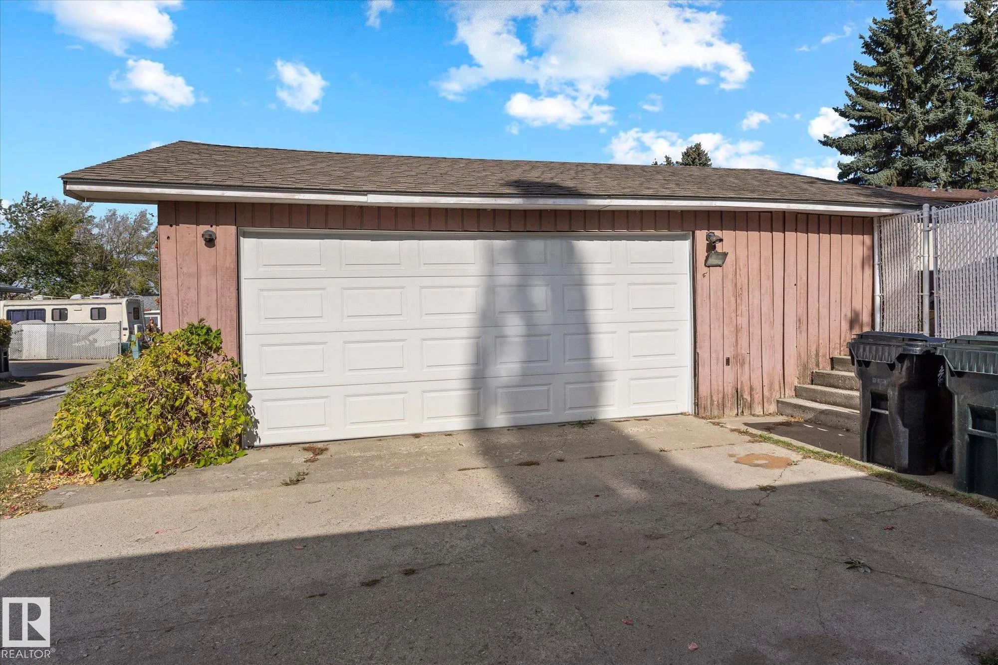 10 BROOKSIDE Crescent