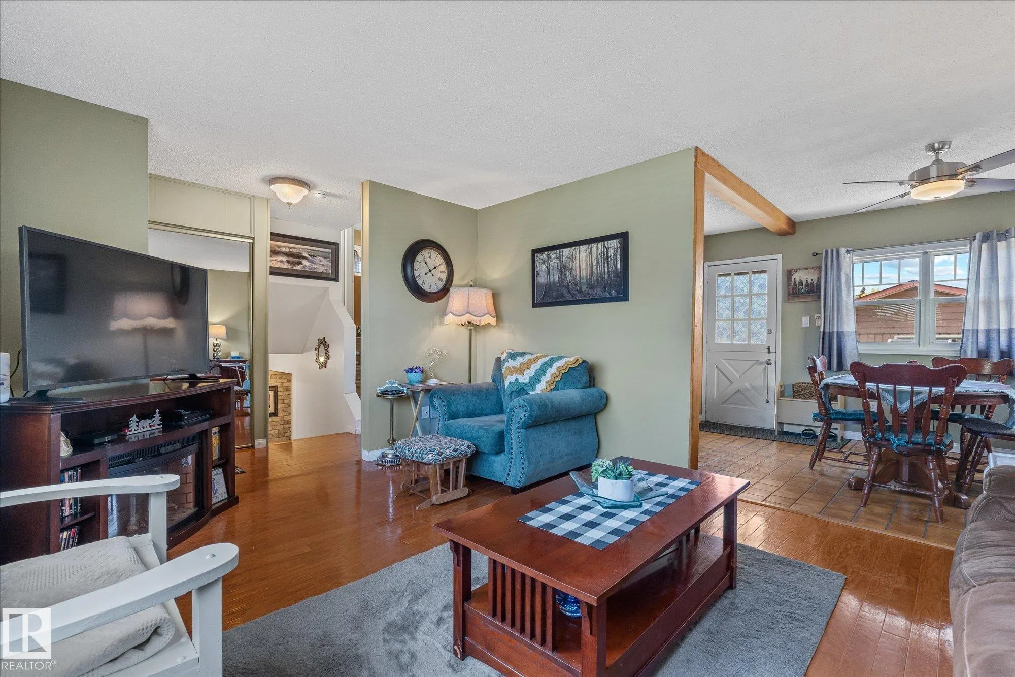 10 BROOKSIDE Crescent