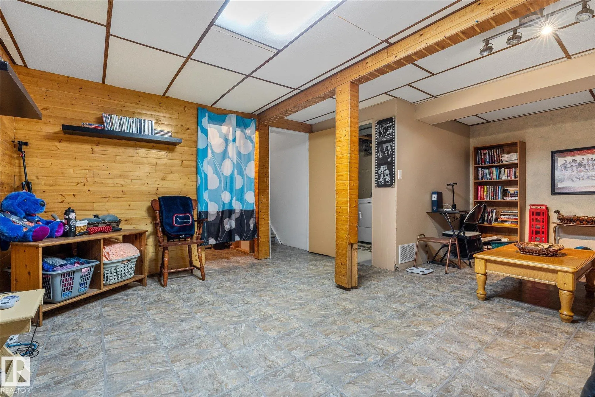 10 BROOKSIDE Crescent