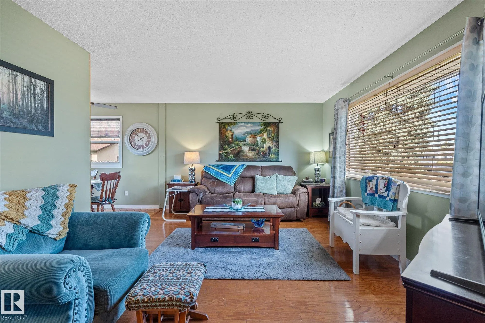 10 BROOKSIDE Crescent