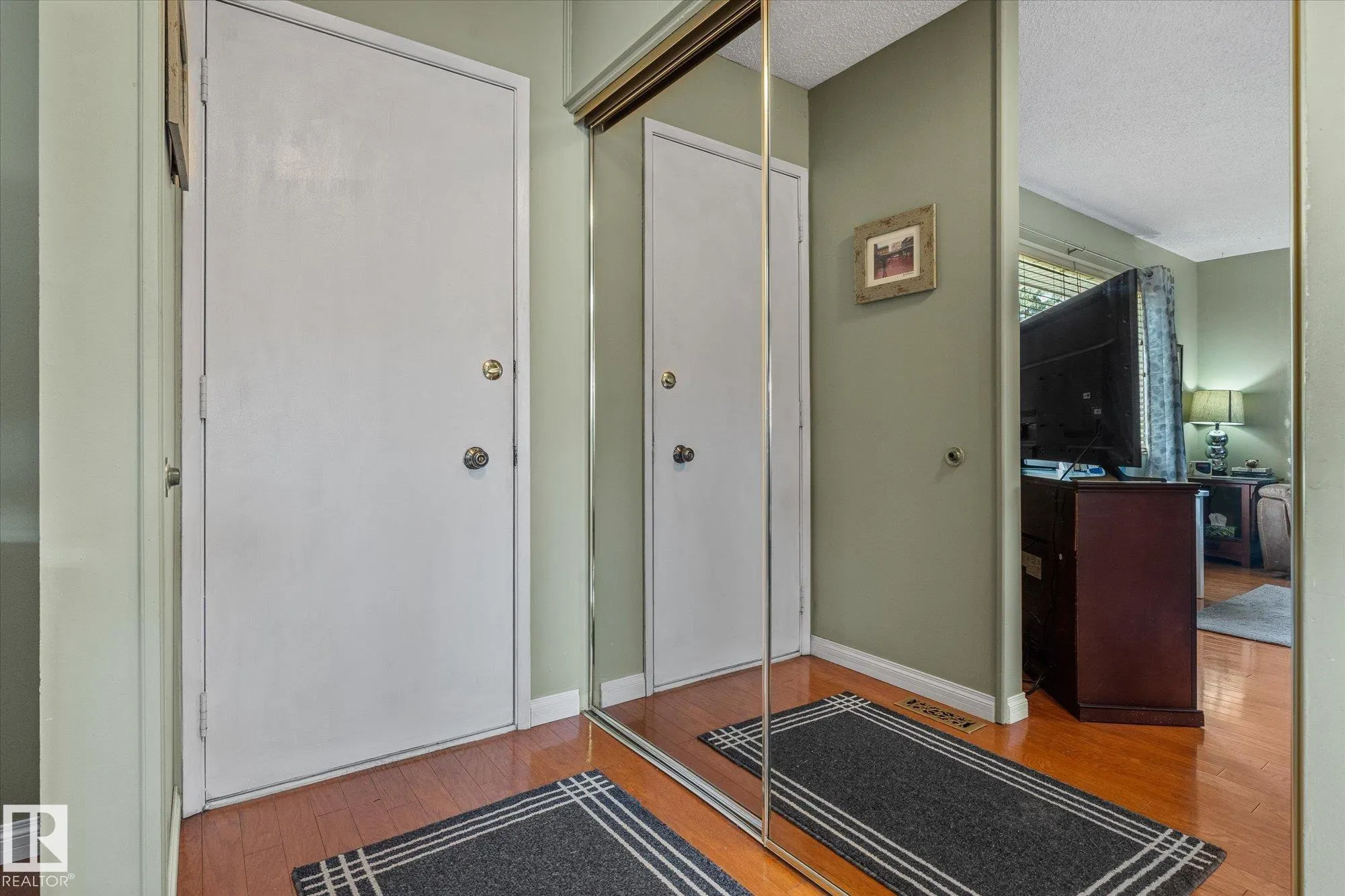 10 BROOKSIDE Crescent