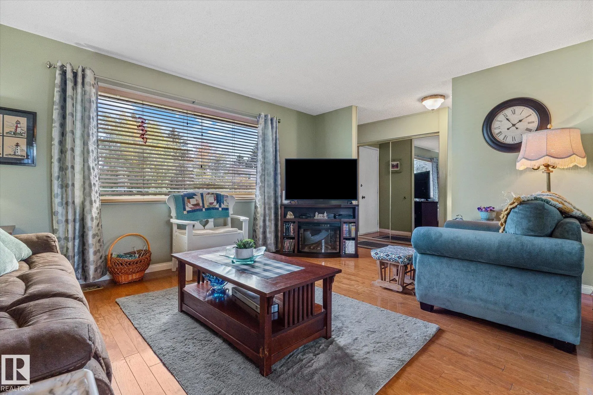 10 BROOKSIDE Crescent