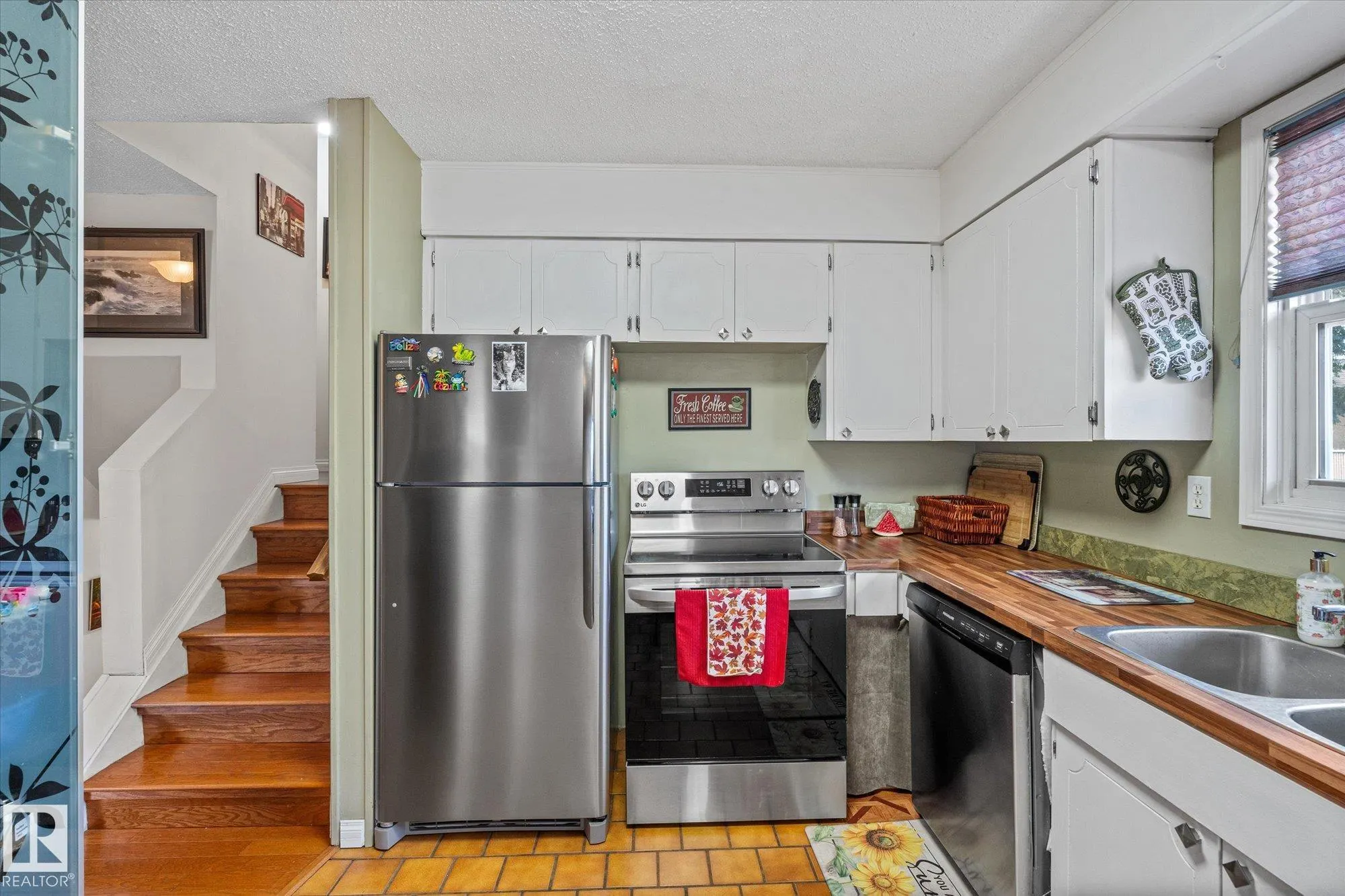 10 BROOKSIDE Crescent