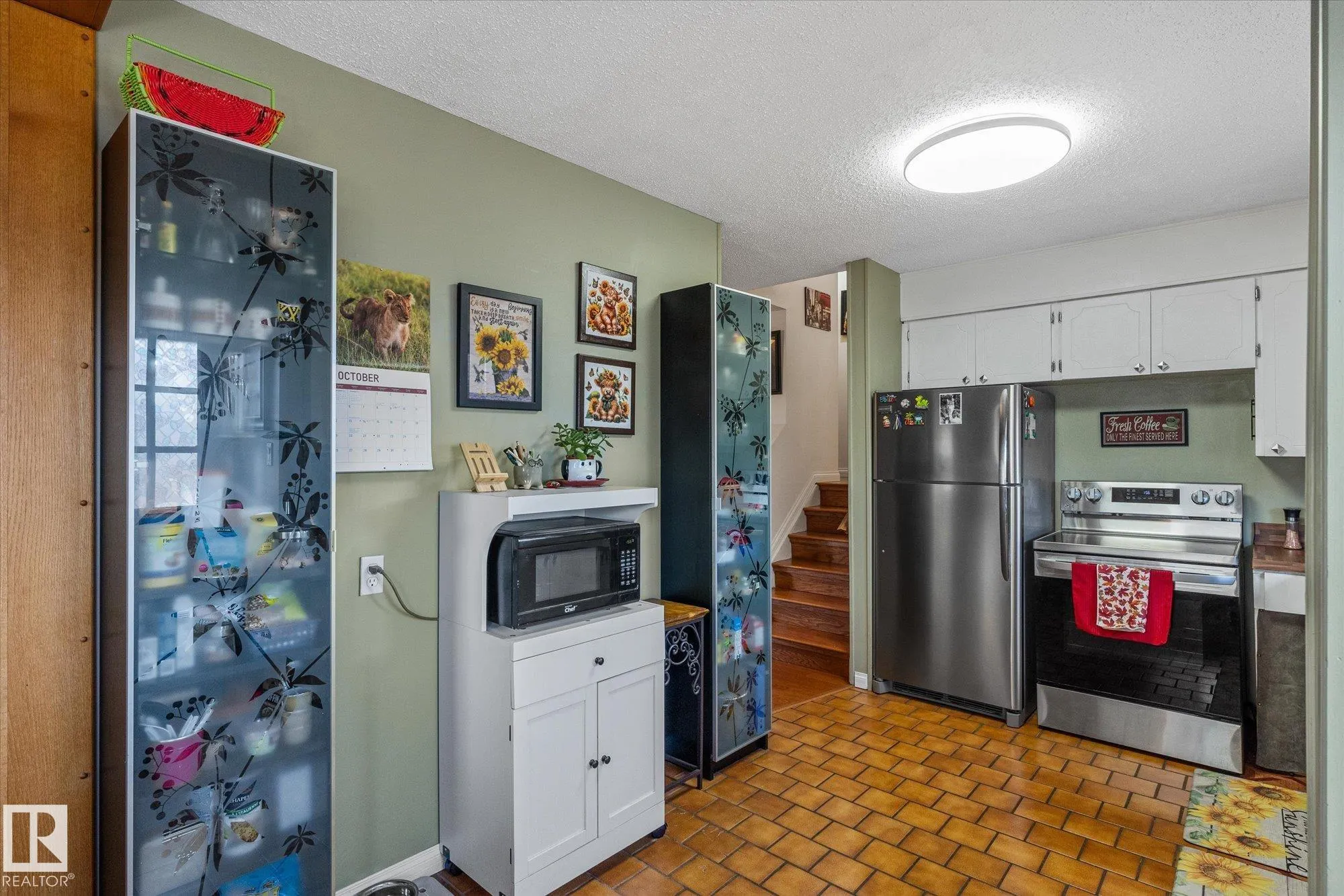 10 BROOKSIDE Crescent