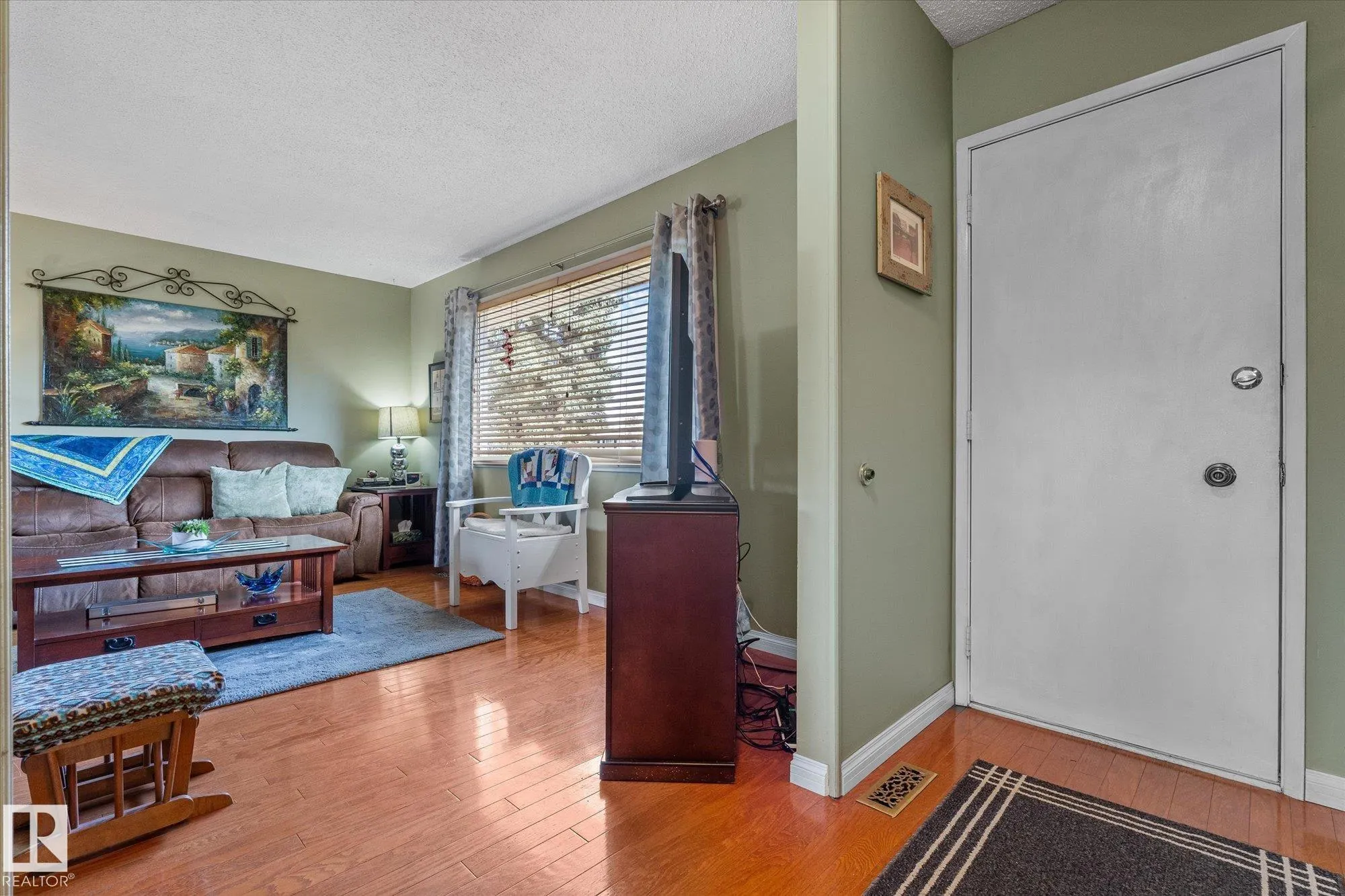 10 BROOKSIDE Crescent