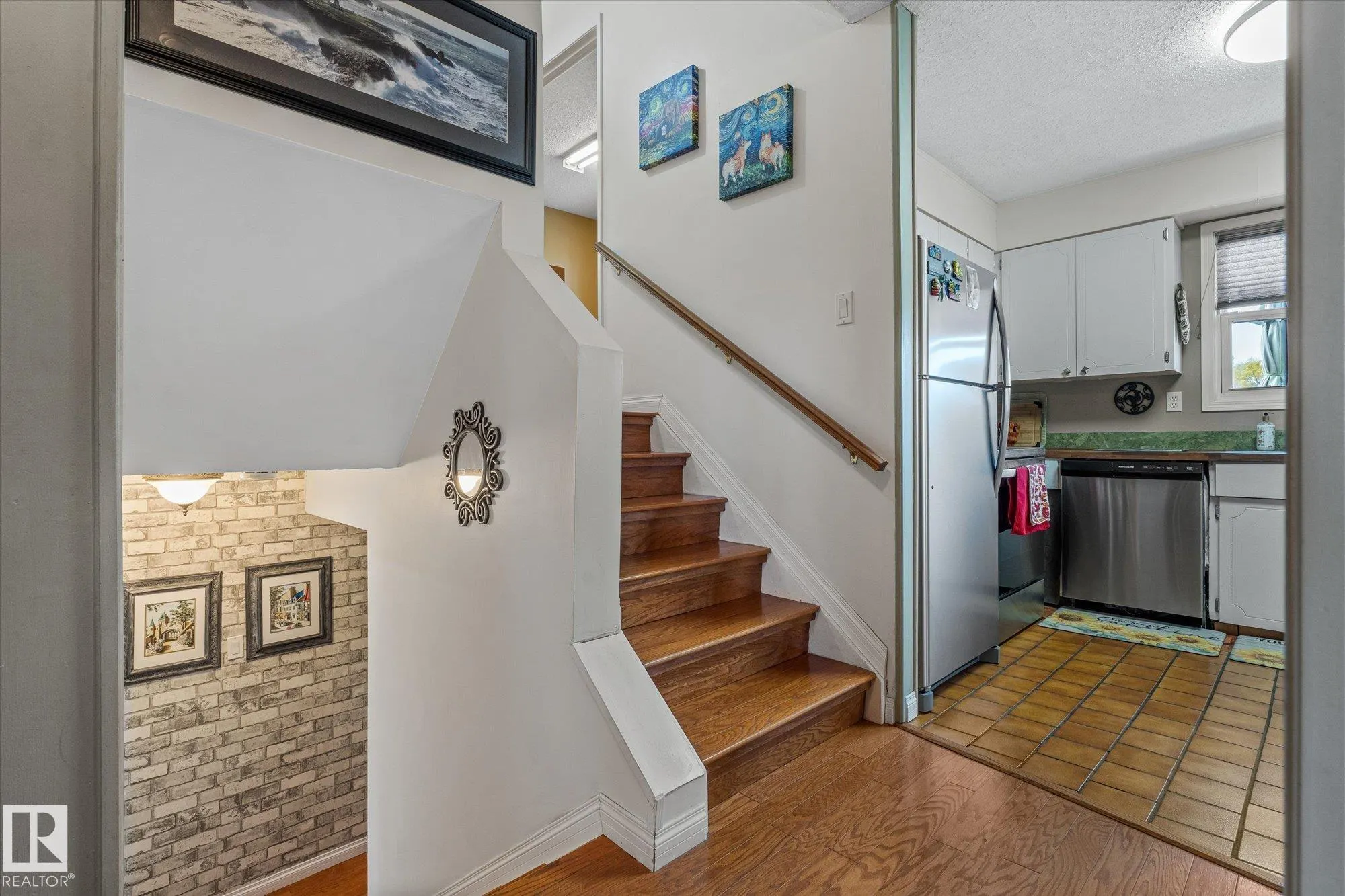 10 BROOKSIDE Crescent