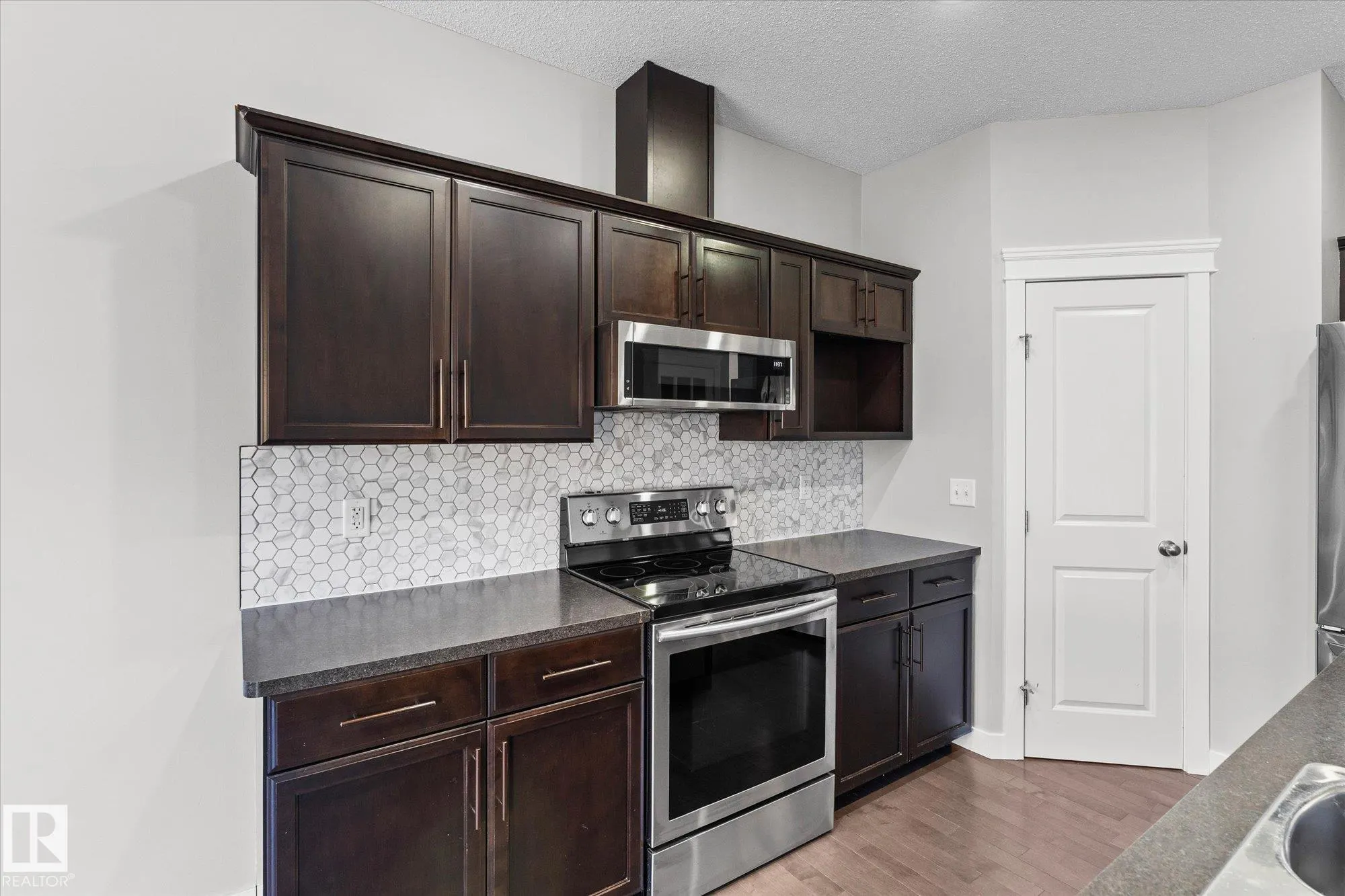 41 MEADOWLAND Crescent