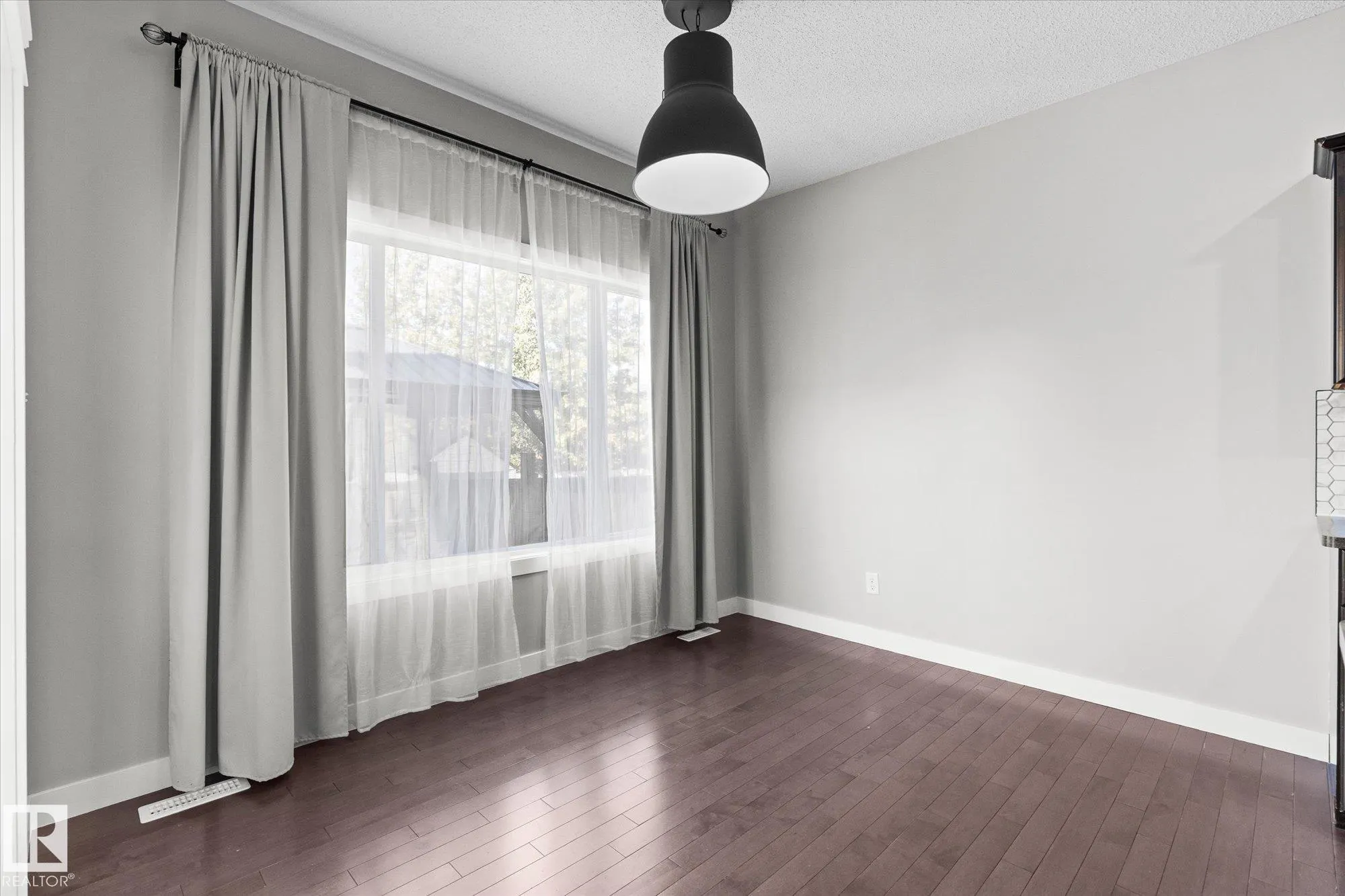 41 MEADOWLAND Crescent