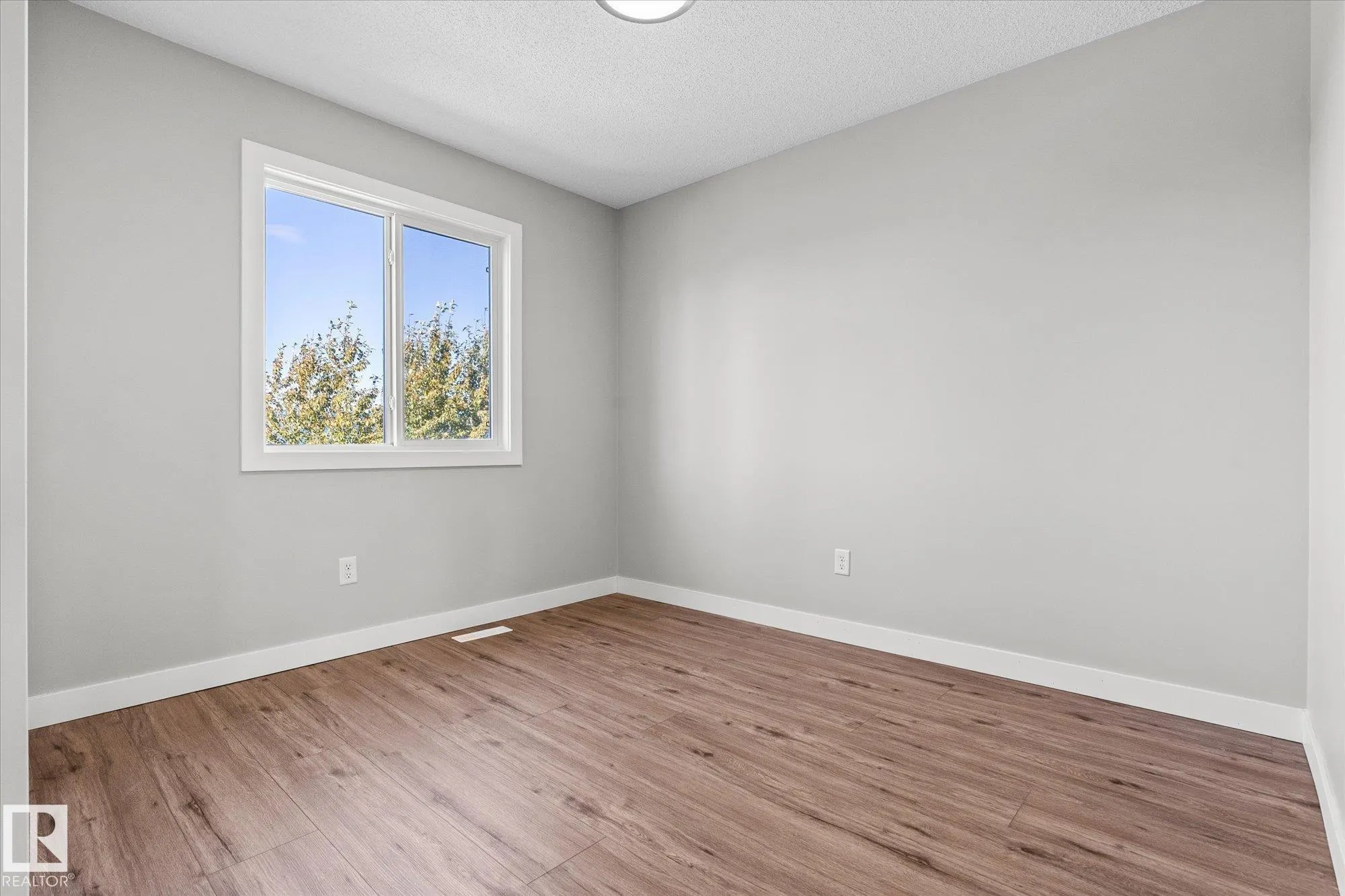 41 MEADOWLAND Crescent