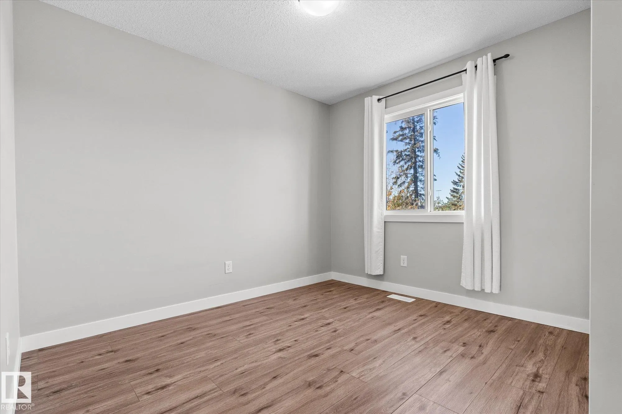 41 MEADOWLAND Crescent