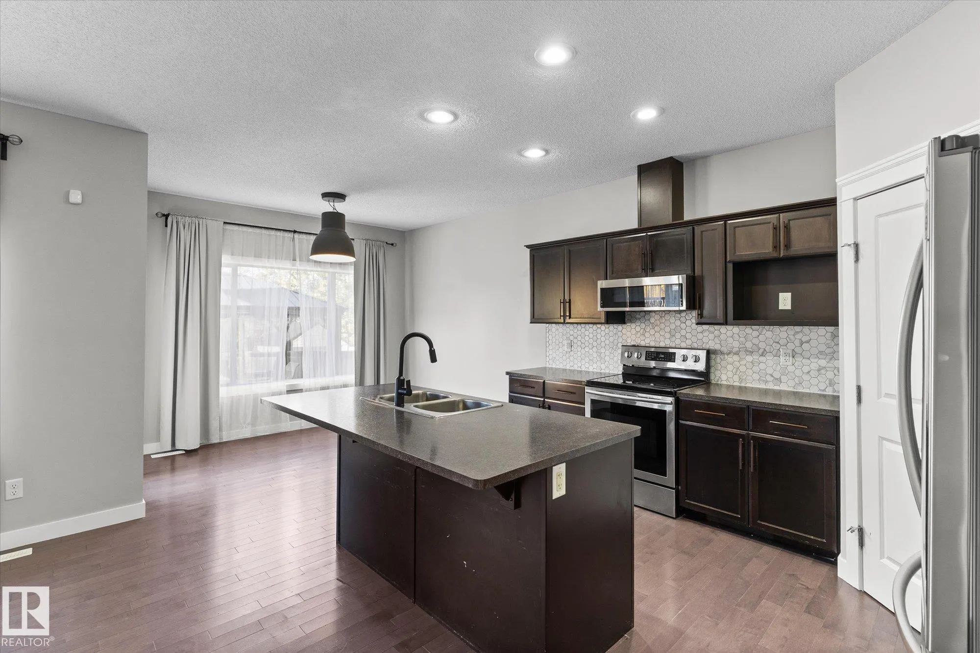 41 MEADOWLAND Crescent