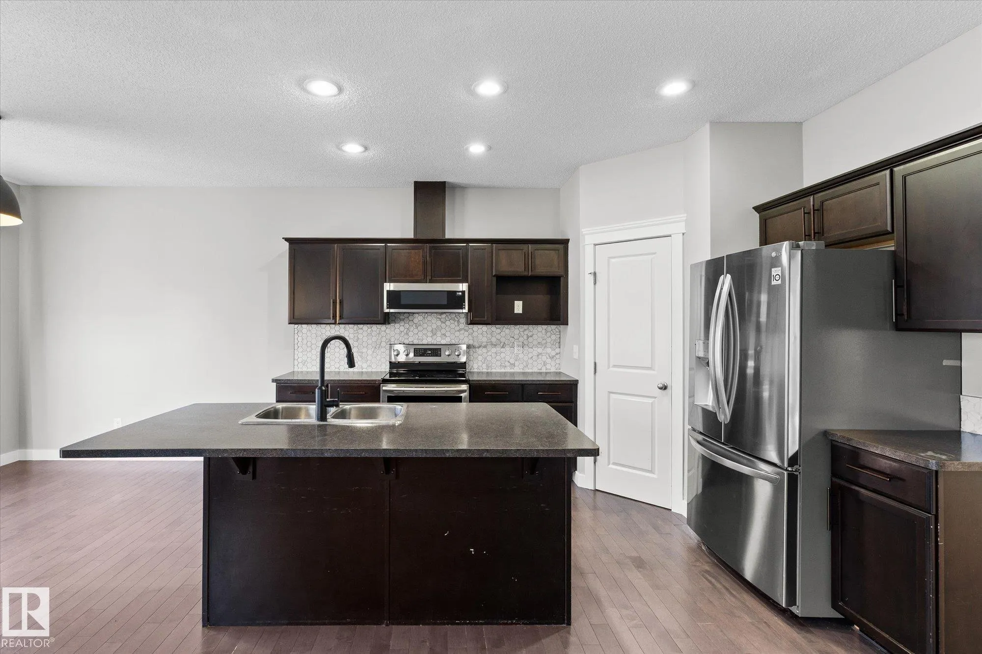 41 MEADOWLAND Crescent