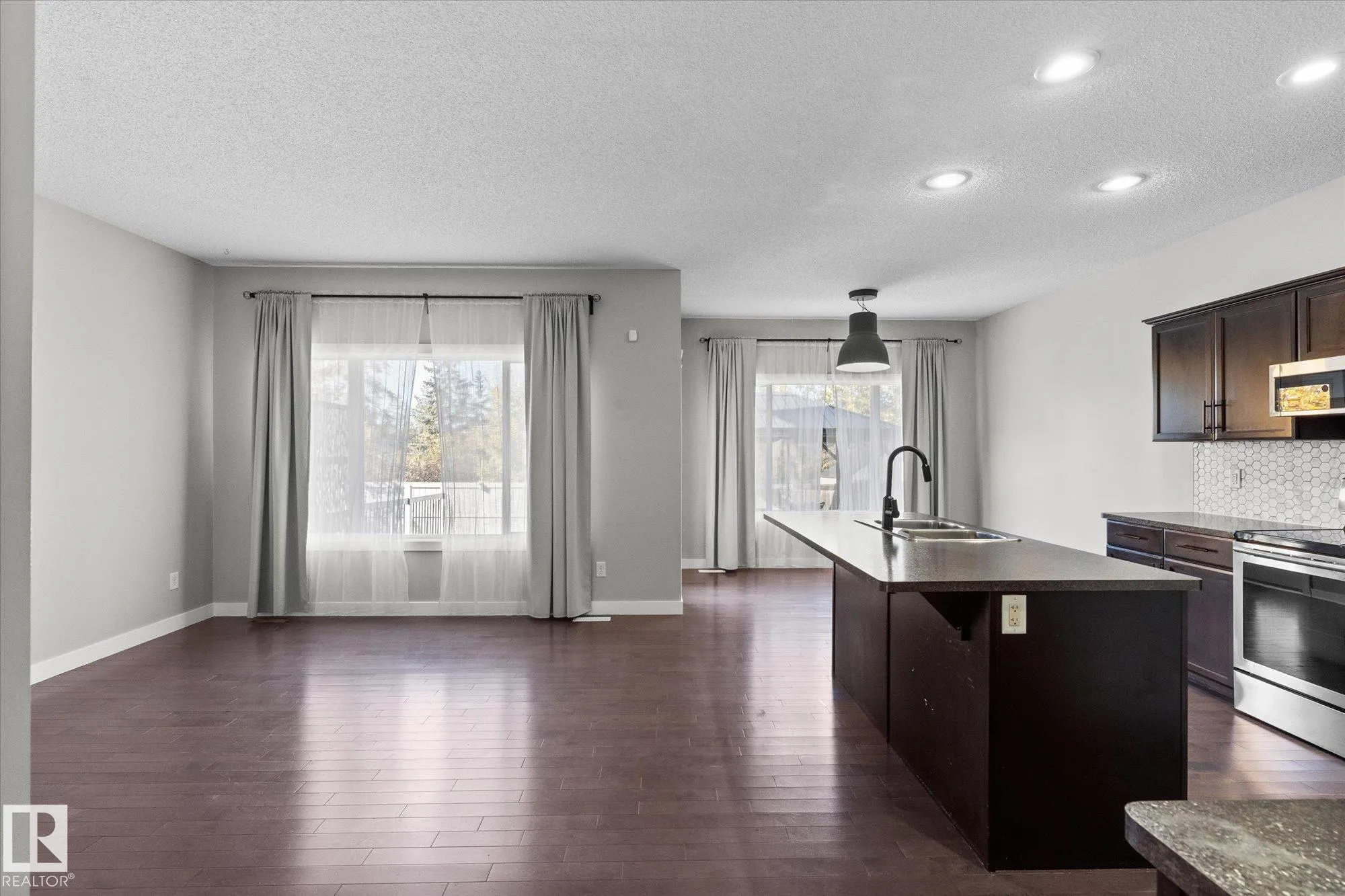 41 MEADOWLAND Crescent