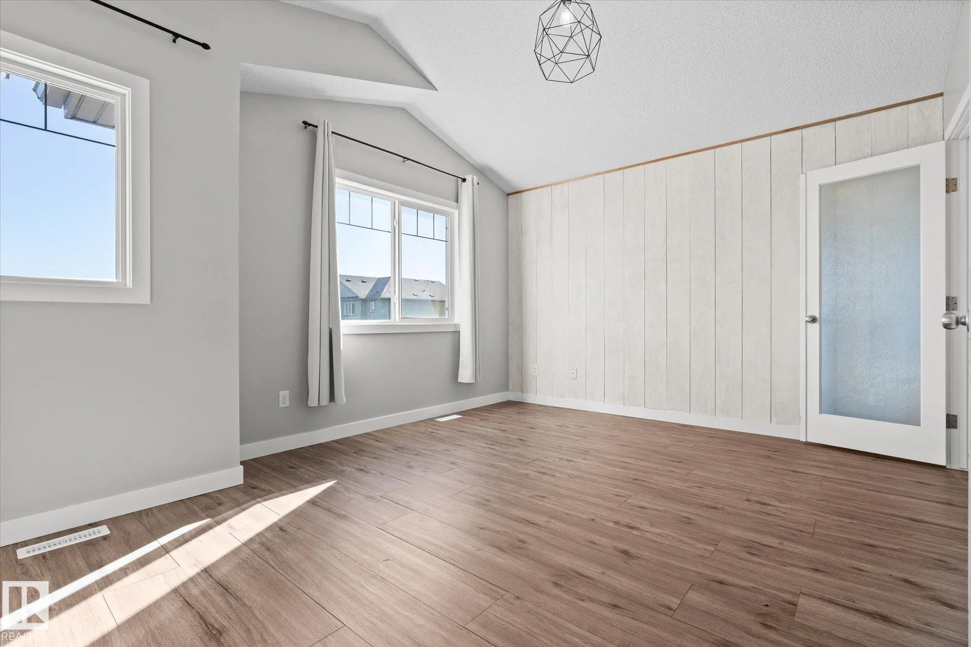 41 MEADOWLAND Crescent