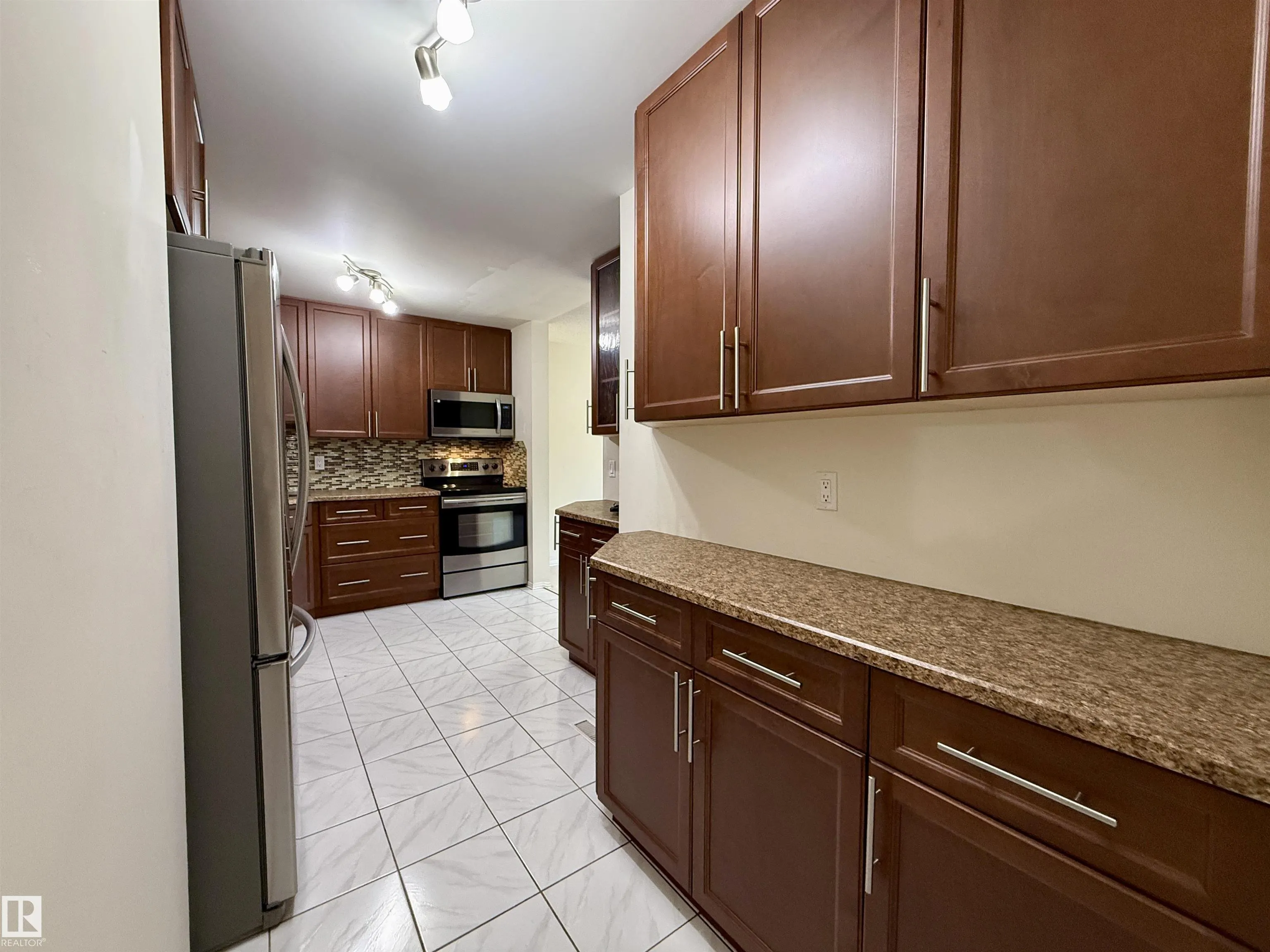 221 CALLINGWOOD Place
