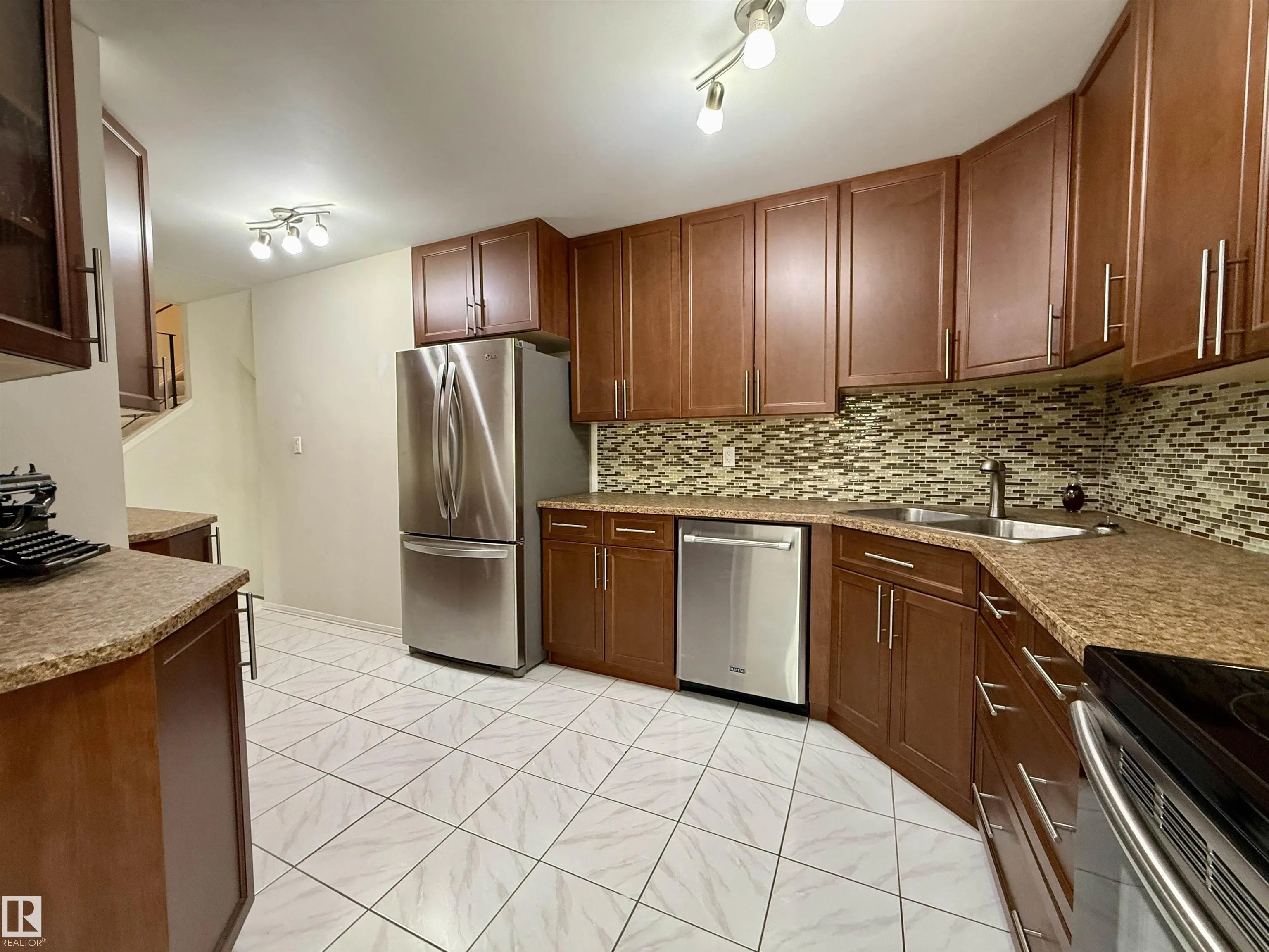 221 CALLINGWOOD Place