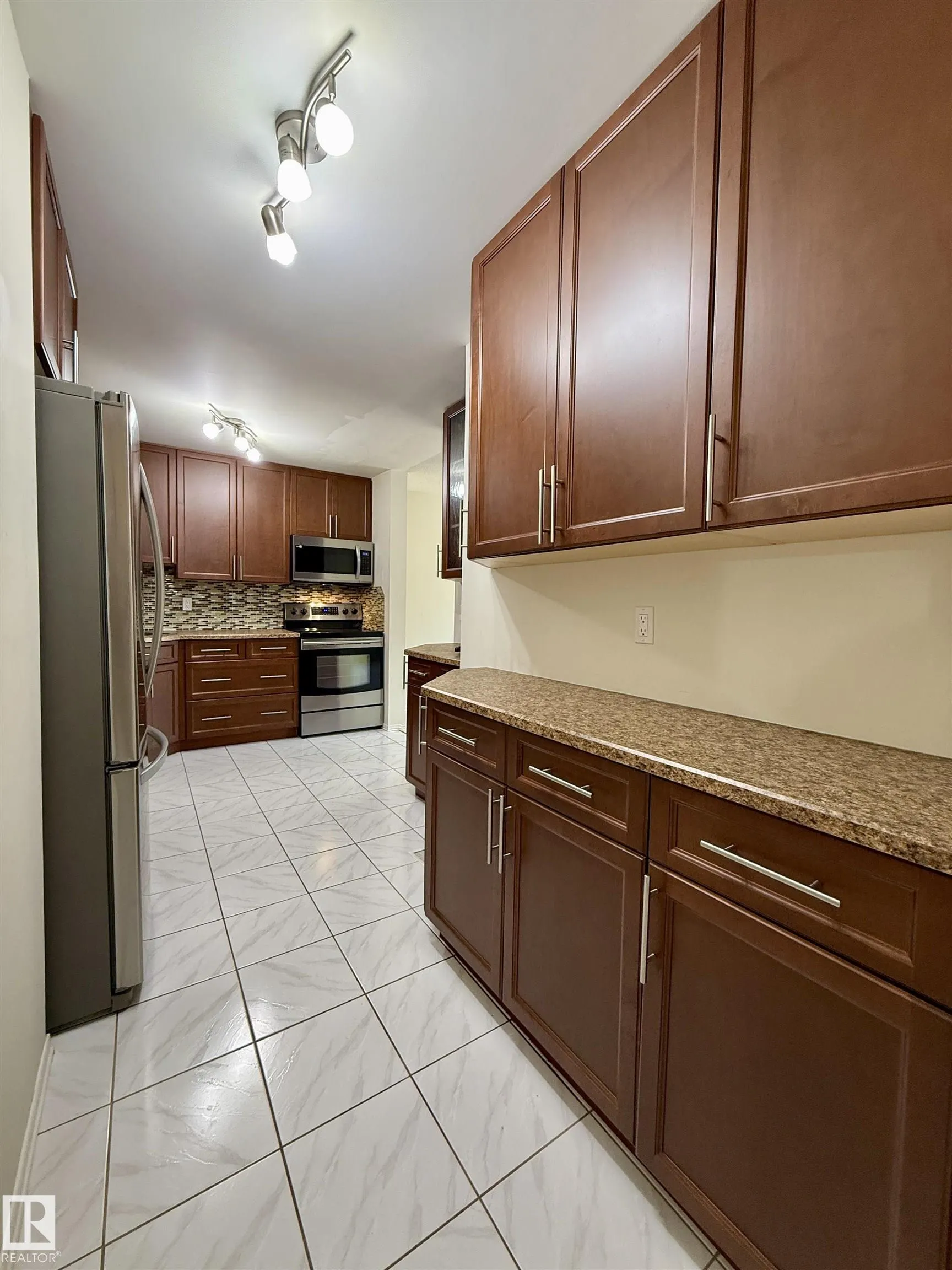 221 CALLINGWOOD Place