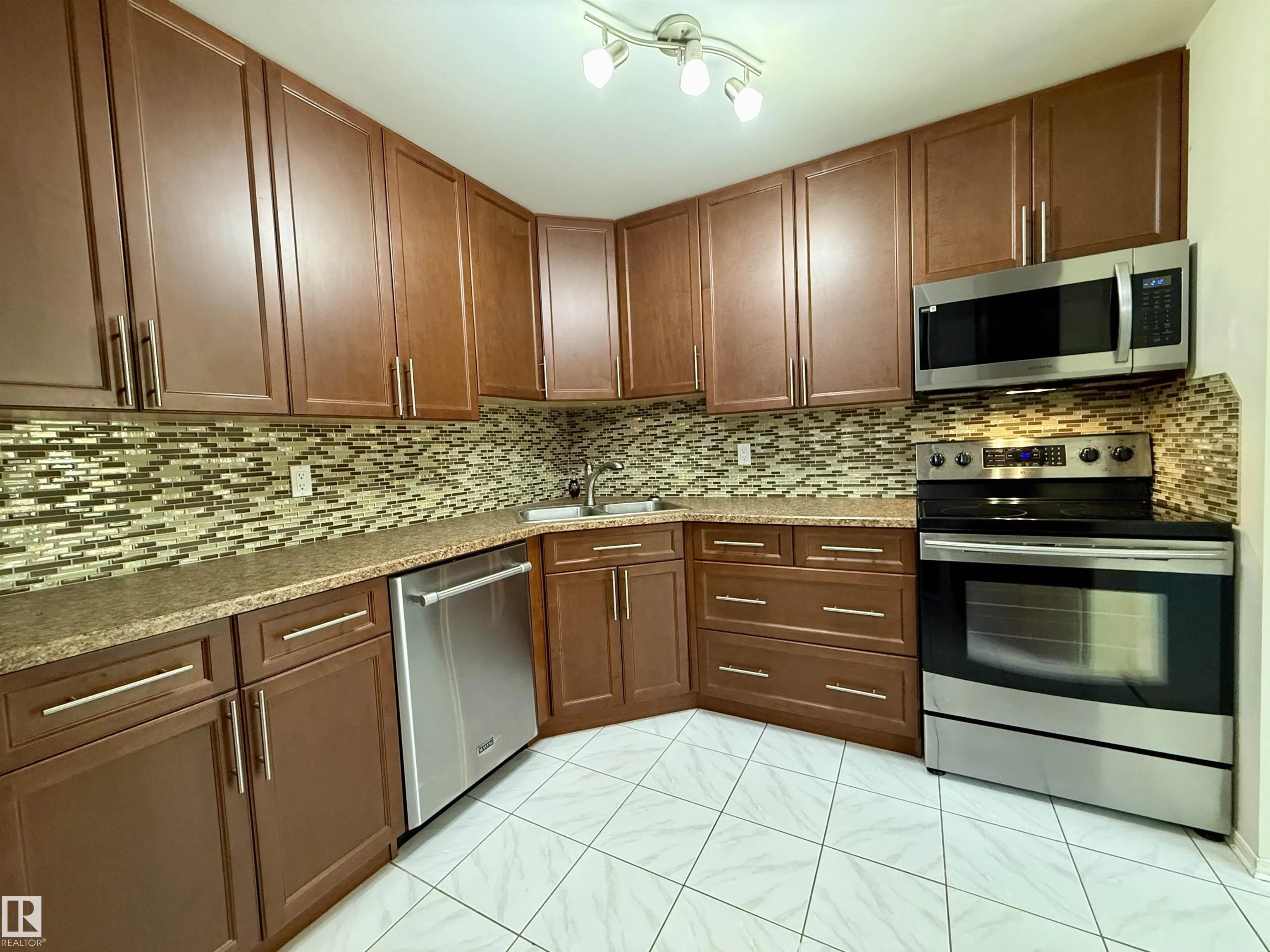 221 CALLINGWOOD Place