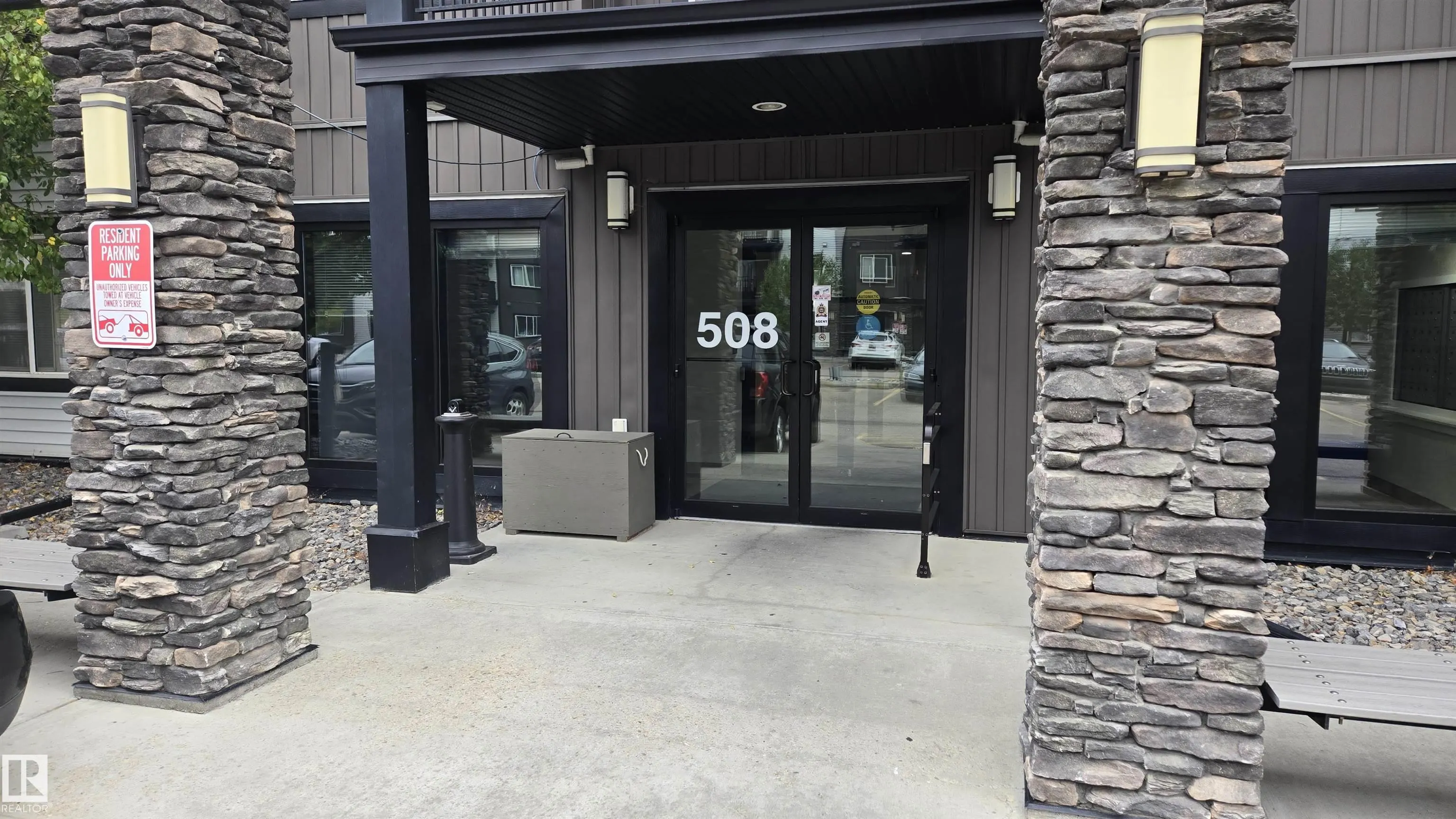 508 ALBANY Way