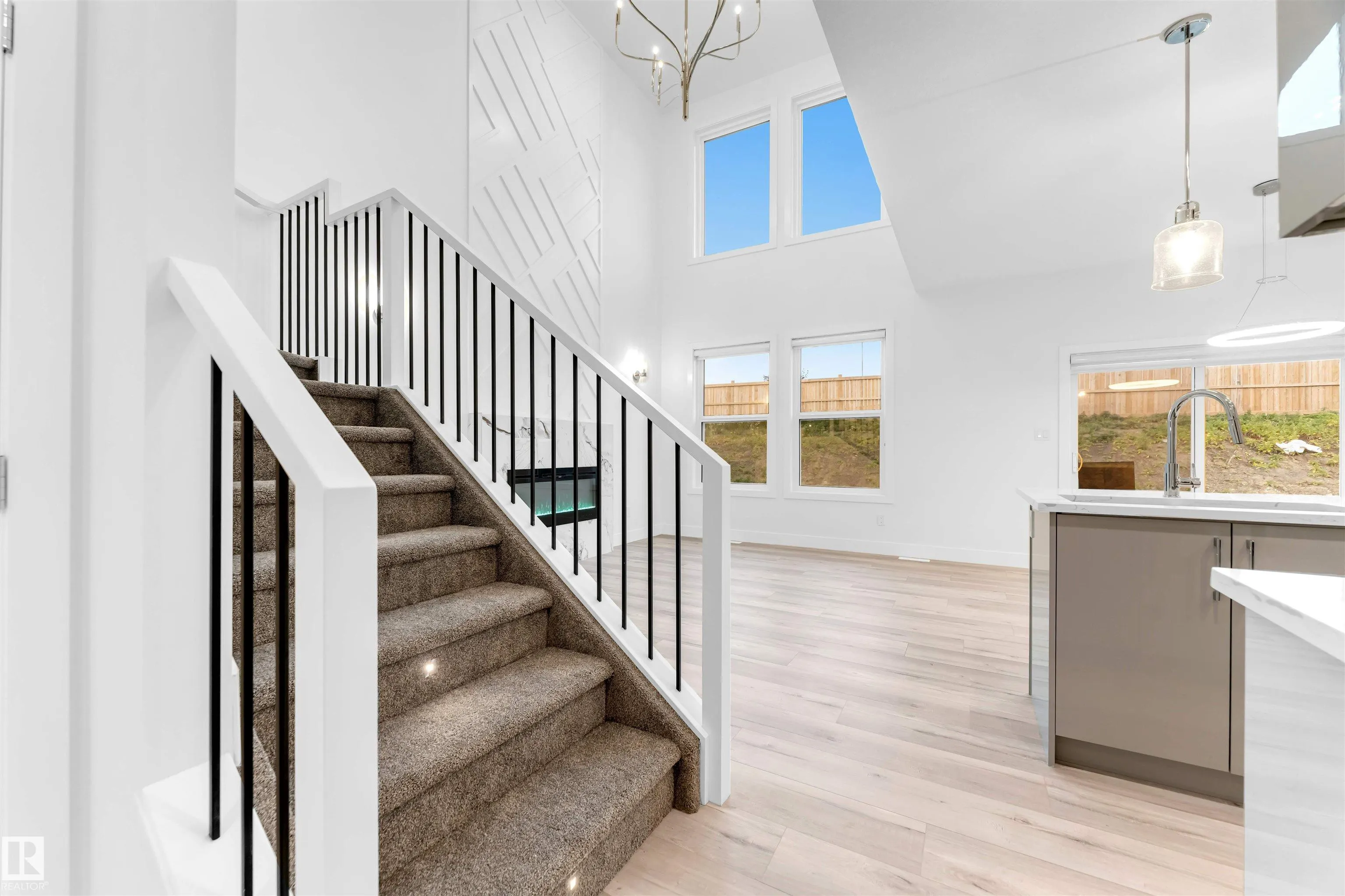 60 HEMINGWAY Crescent