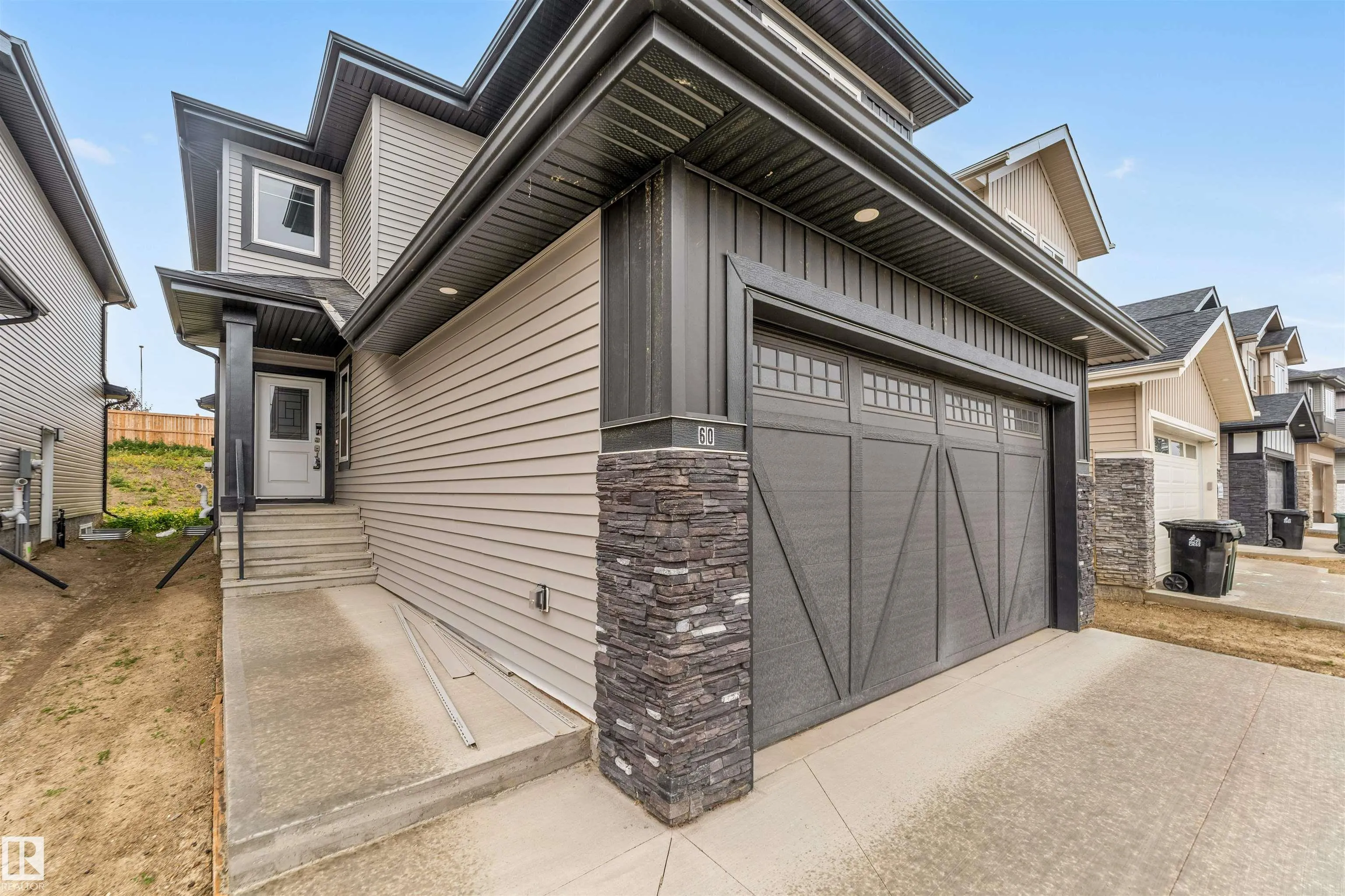 60 HEMINGWAY Crescent