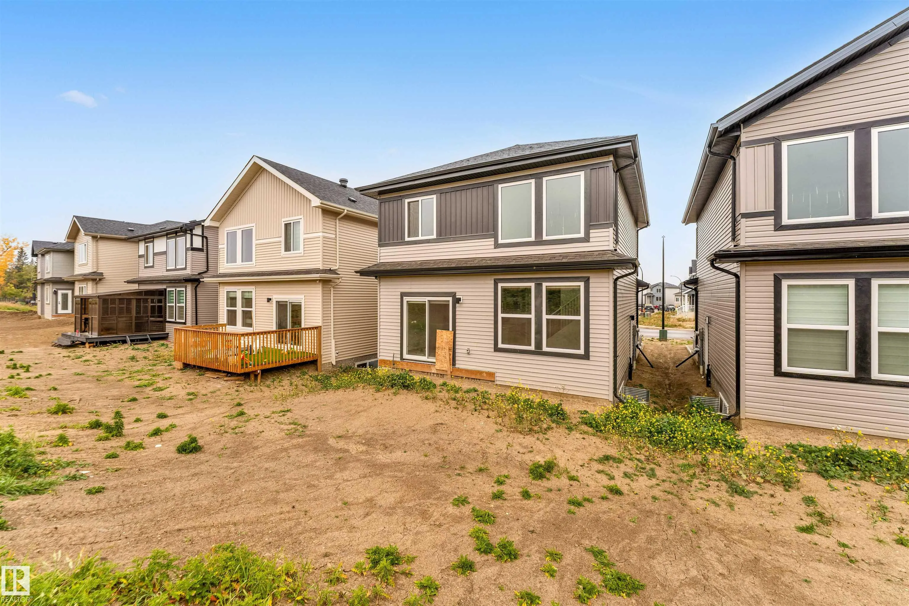 60 HEMINGWAY Crescent