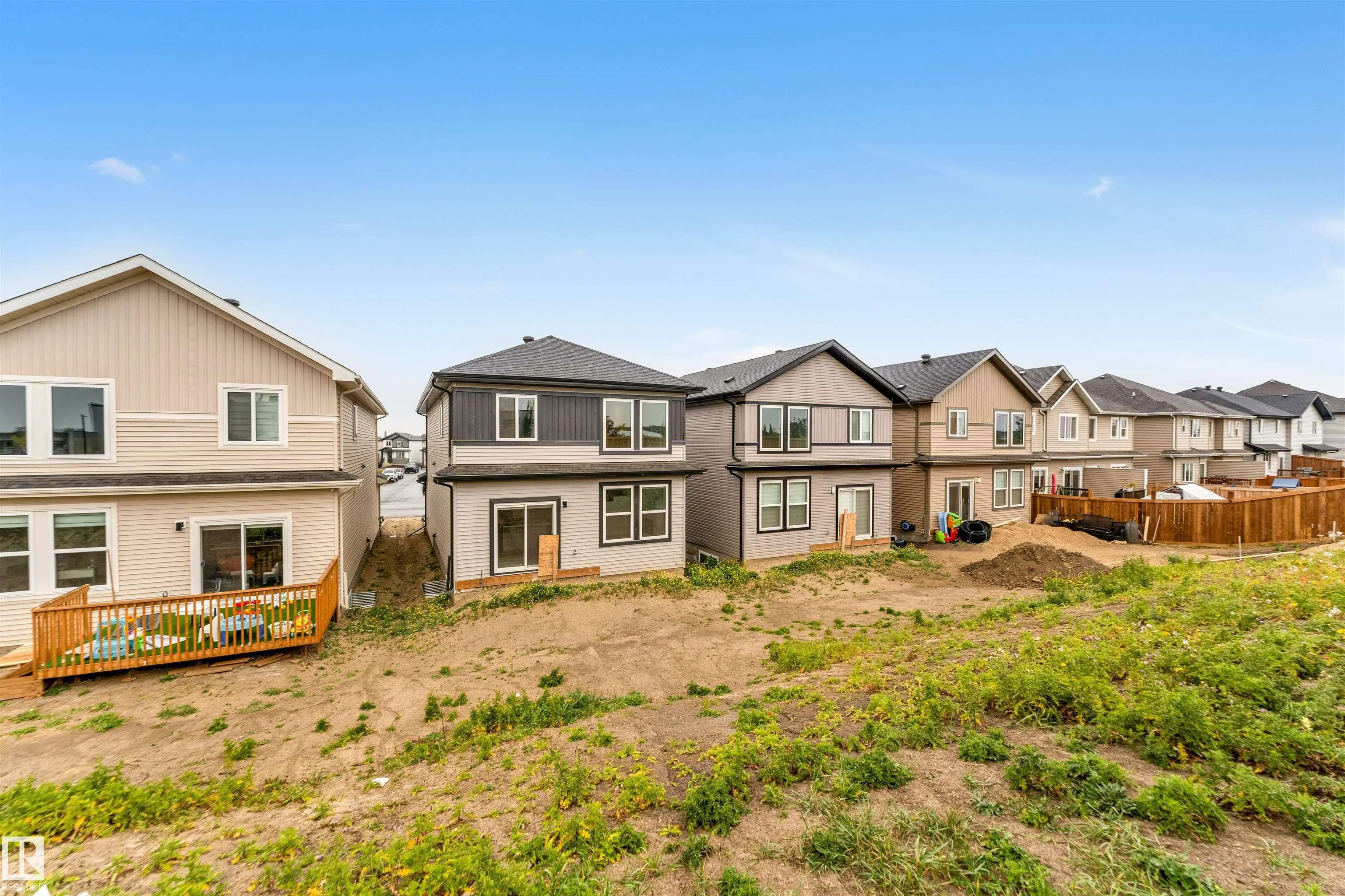 60 HEMINGWAY Crescent