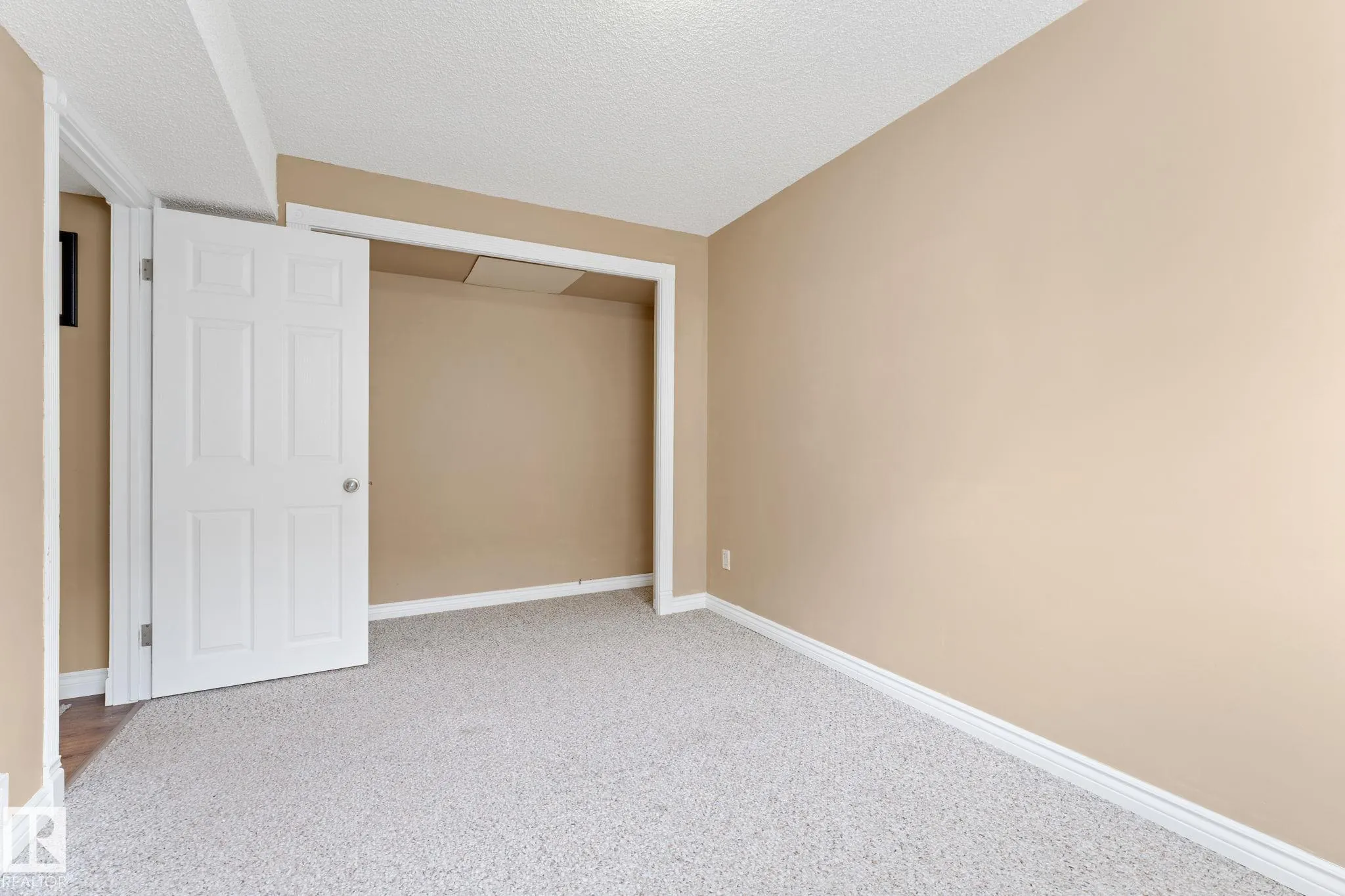 1071 JONES Crescent