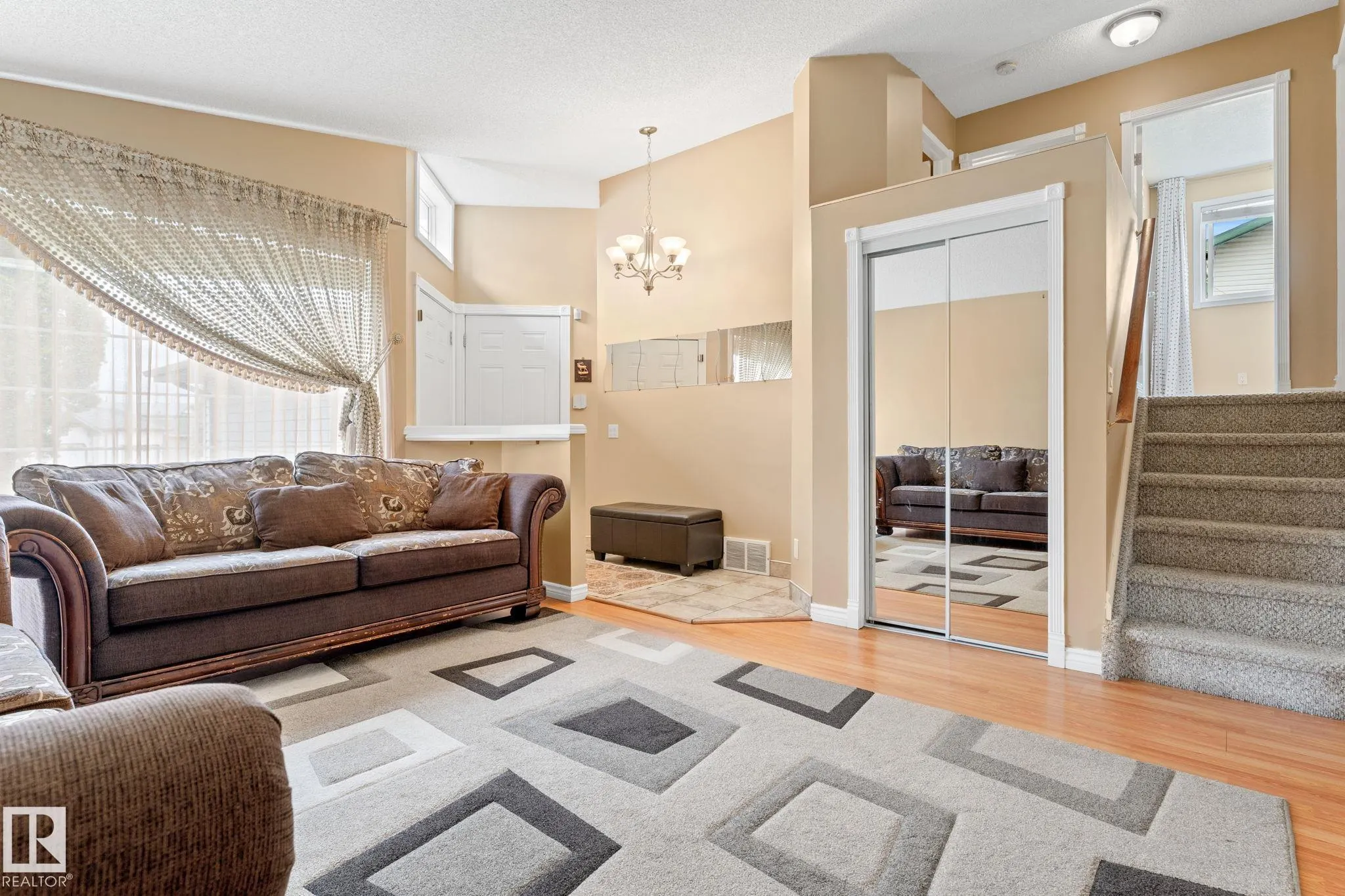1071 JONES Crescent