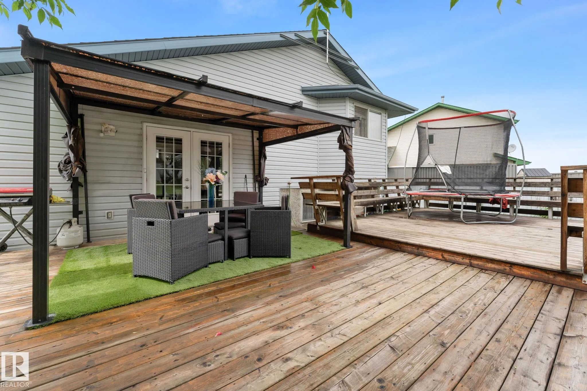 1071 JONES Crescent