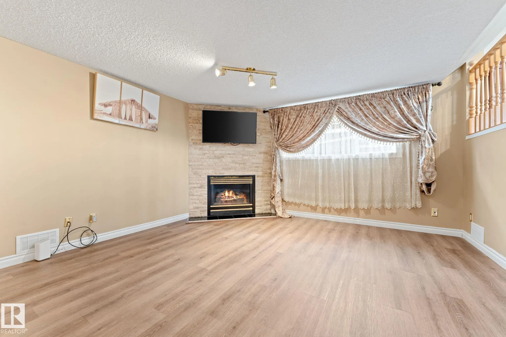 1071 JONES Crescent