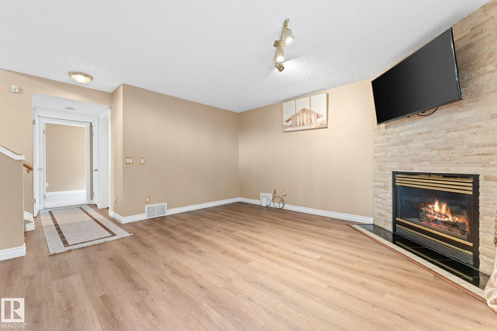 1071 JONES Crescent