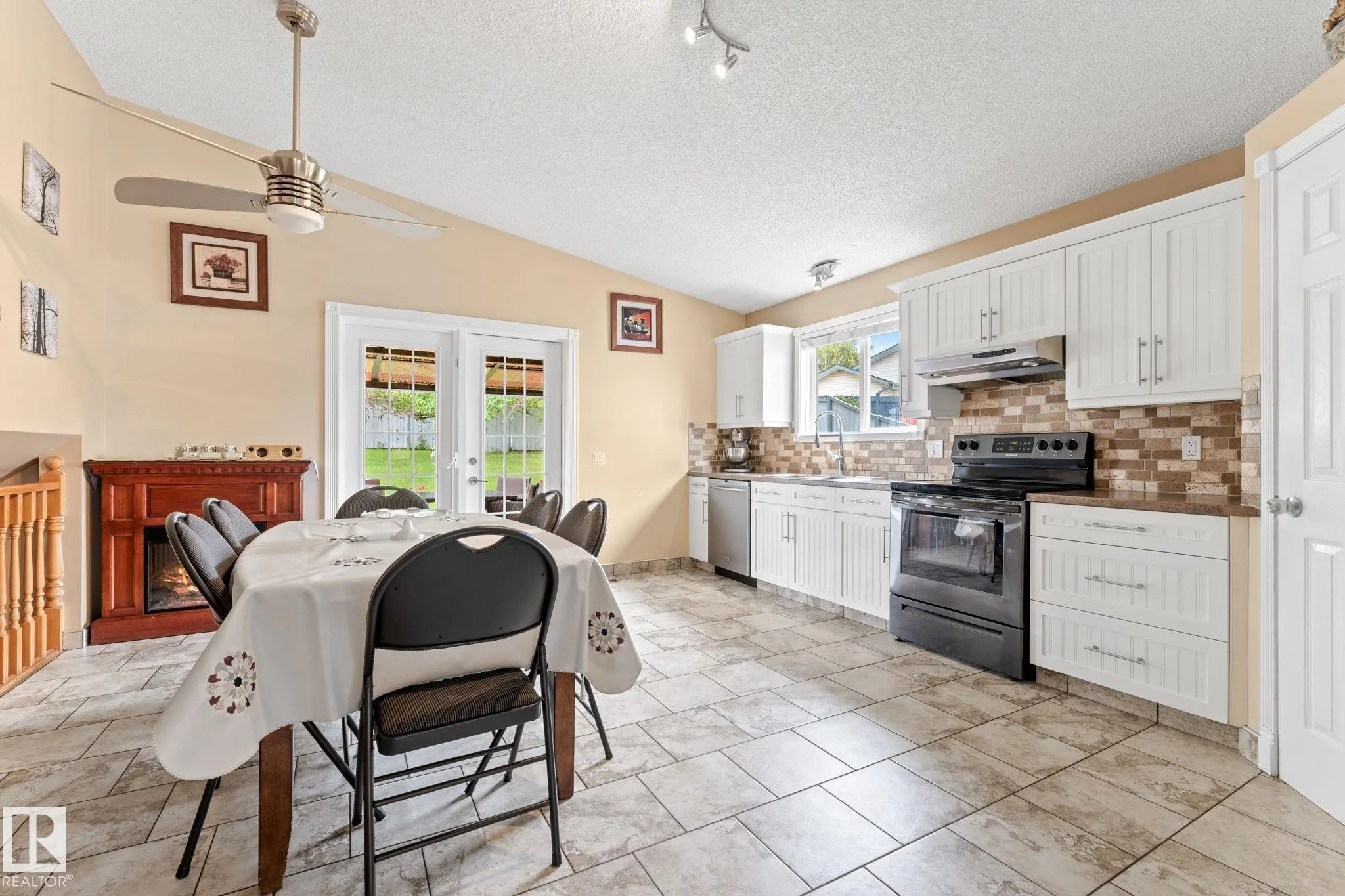 1071 JONES Crescent
