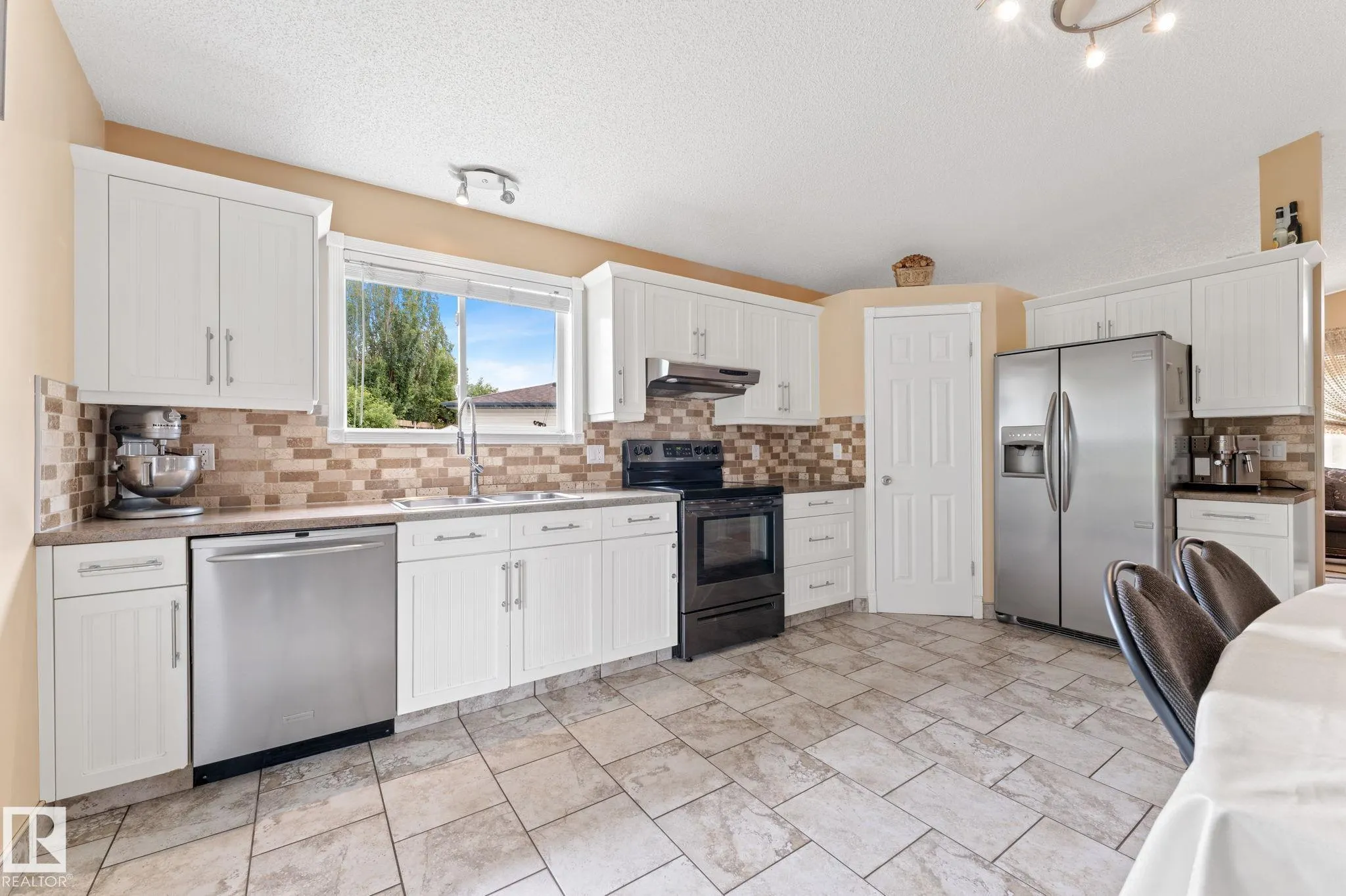 1071 JONES Crescent