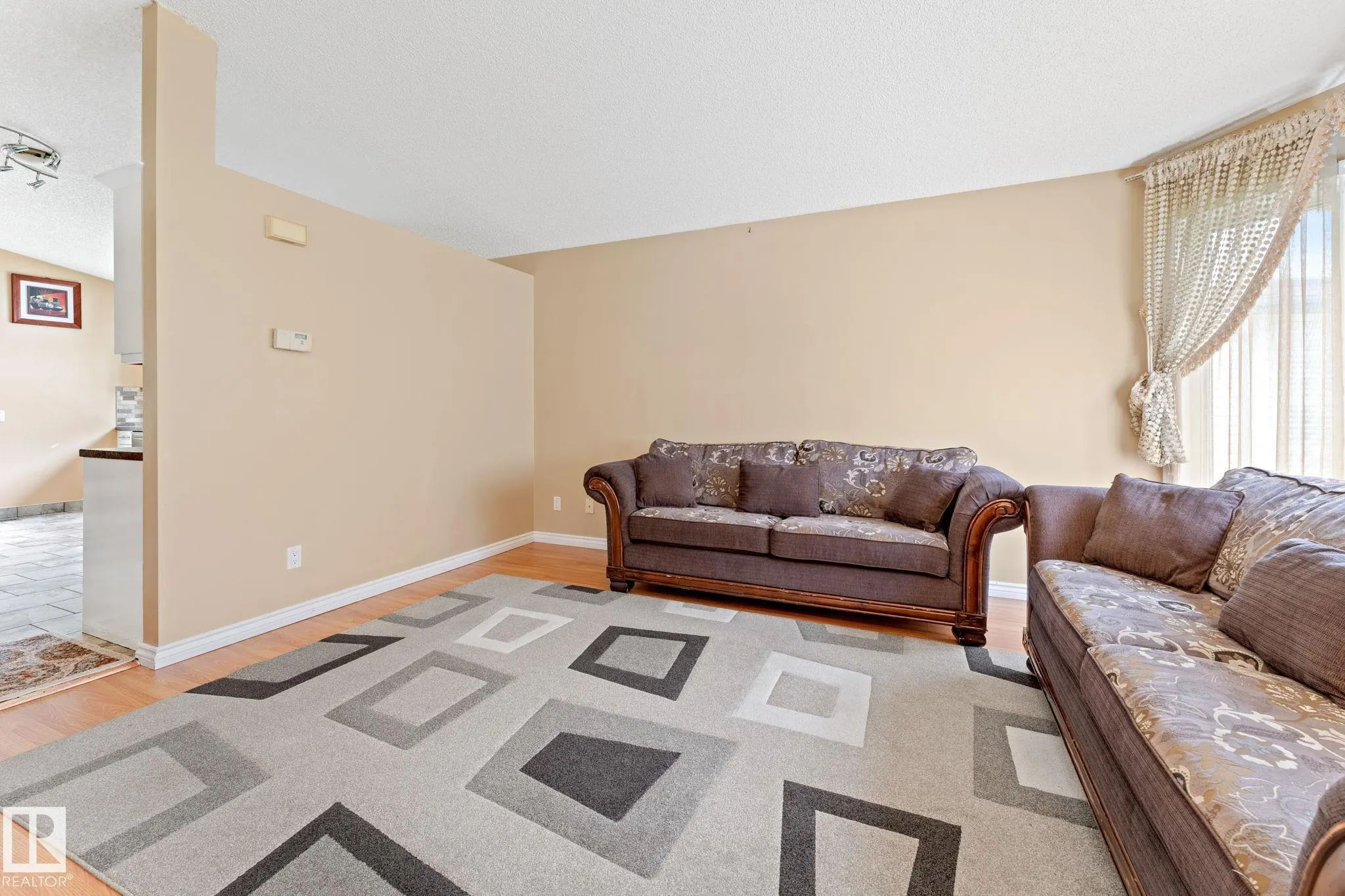 1071 JONES Crescent
