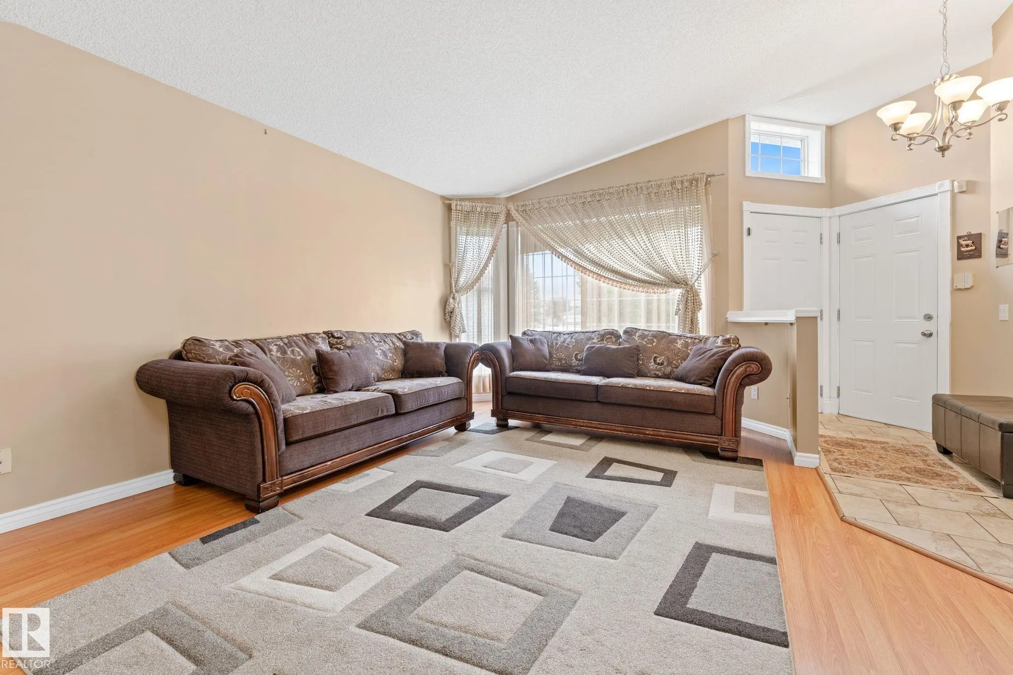 1071 JONES Crescent