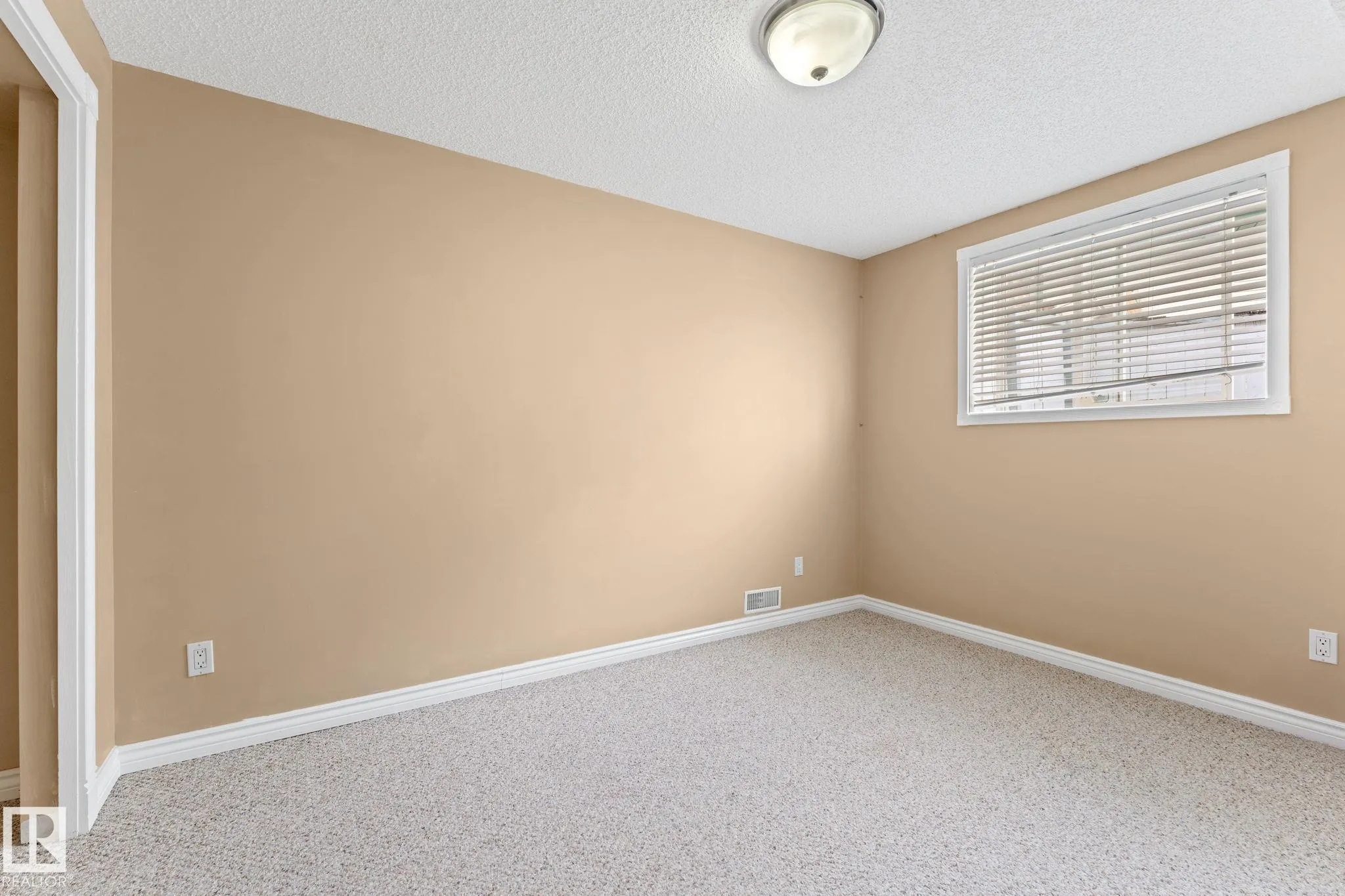 1071 JONES Crescent