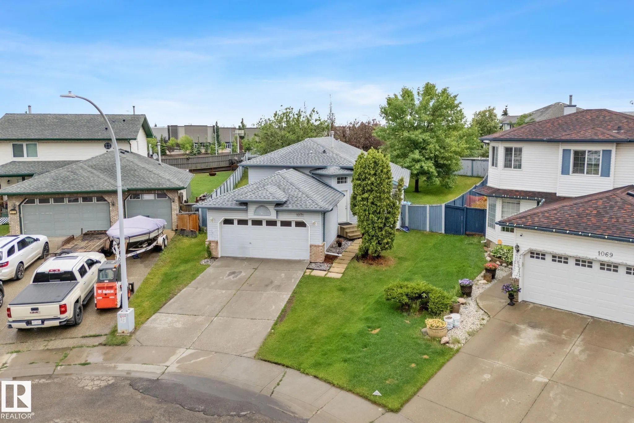 1071 JONES Crescent