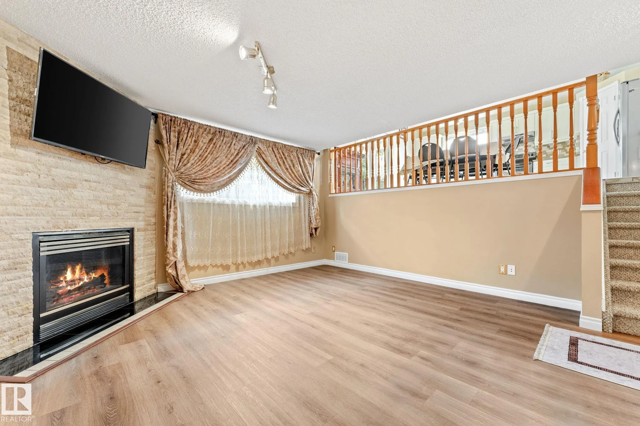 1071 JONES Crescent