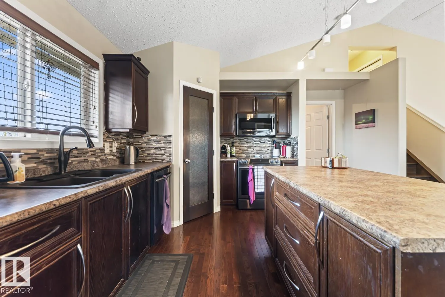 708 GROUSE Close